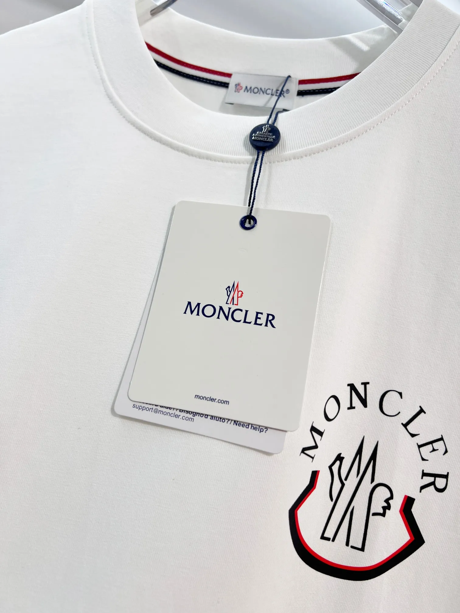 P150 MONCLER/Muzzled 300g pure cotton round neck short-sleeved T-shirt Brand classic Three-dimensional offset letter LOGO embossing process 2025ss official synchronization High version High quality Fashion personality Versatile trend Pure original quality Original fabric Hang tag Collar label Washed wheat Complete three standards Color: Black. White. Size: S M L XL XXL