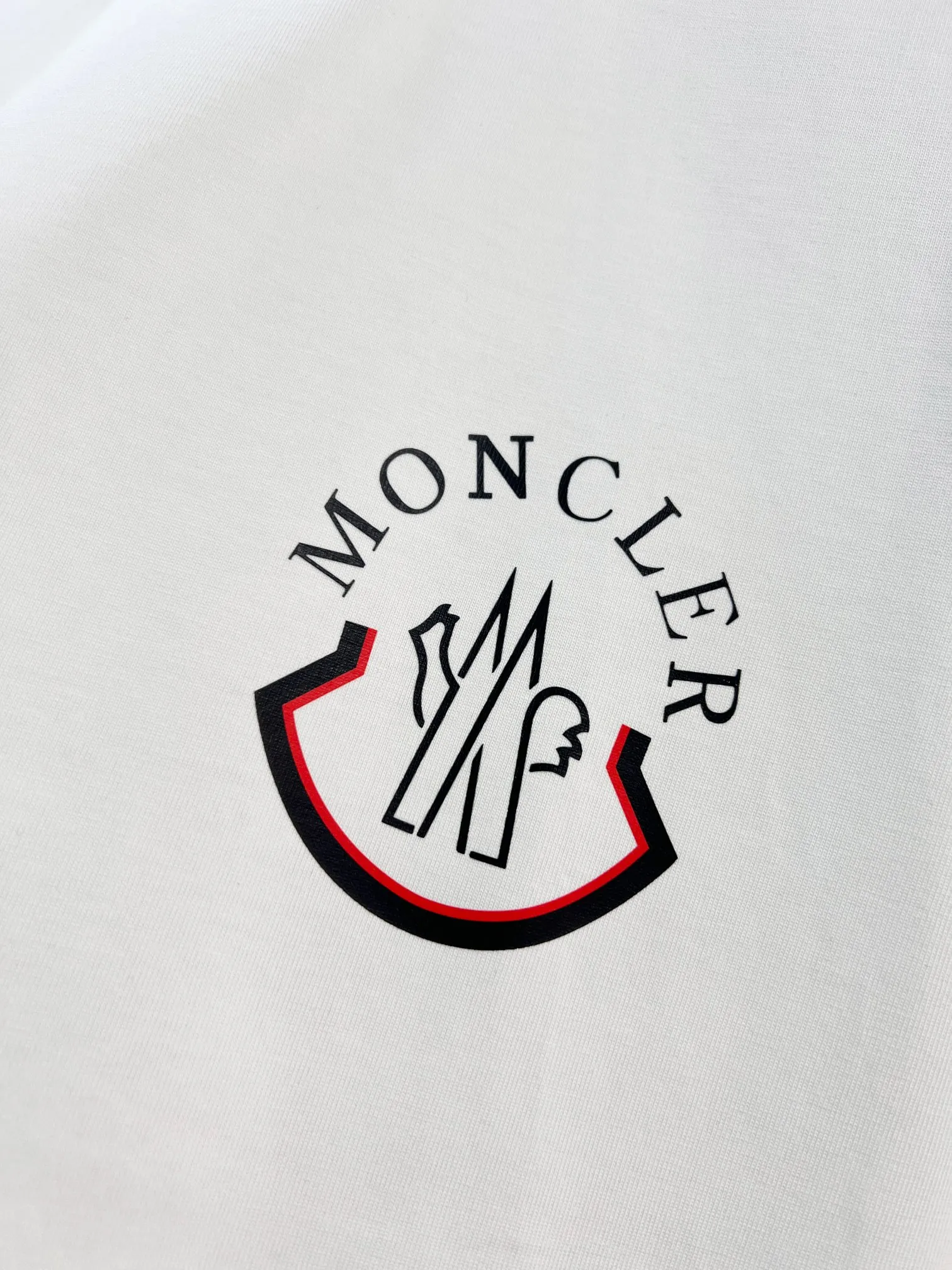 P150 MONCLER/Muzzled 300g pure cotton round neck short-sleeved T-shirt Brand classic Three-dimensional offset letter LOGO embossing process 2025ss official synchronization High version High quality Fashion personality Versatile trend Pure original quality Original fabric Hang tag Collar label Washed wheat Complete three standards Color: Black. White. Size: S M L XL XXL