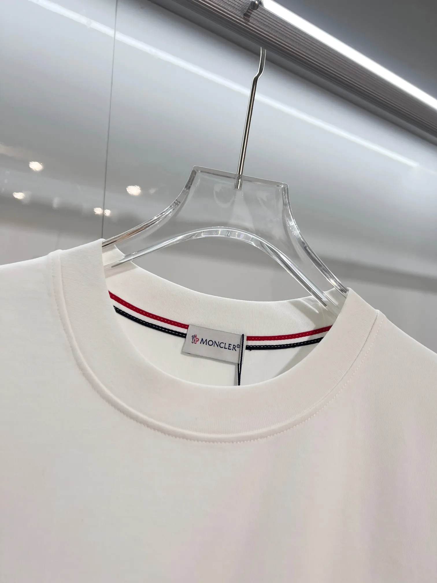 P150 MONCLER/Muzzled 300g pure cotton round neck short-sleeved T-shirt Brand classic Three-dimensional offset letter LOGO embossing process 2025ss official synchronization High version High quality Fashion personality Versatile trend Pure original quality Original fabric Hang tag Collar label Washed wheat Complete three standards Color: Black. White. Size: S M L XL XXL