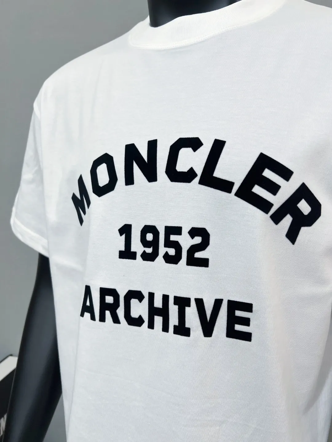 P150 New Meng Mouth MONCLER is on sale at the same time as official and official: 1952 commemorative sweatshirt with flocking printing and short sleeves at the same time, the details are the same as the official version, using 240g double yarn 100% cotton fabric, imported woven thread thread, and rib-free neckline Easy to deform, high-temperature washing process in the factory, the fabric is soft and breathable, does not shrink, NCF washing mark identification, details are in place and the upper body looks good, European size version, loose and suitable, color: black, white, size XS-L (can wear up to 200 pounds)