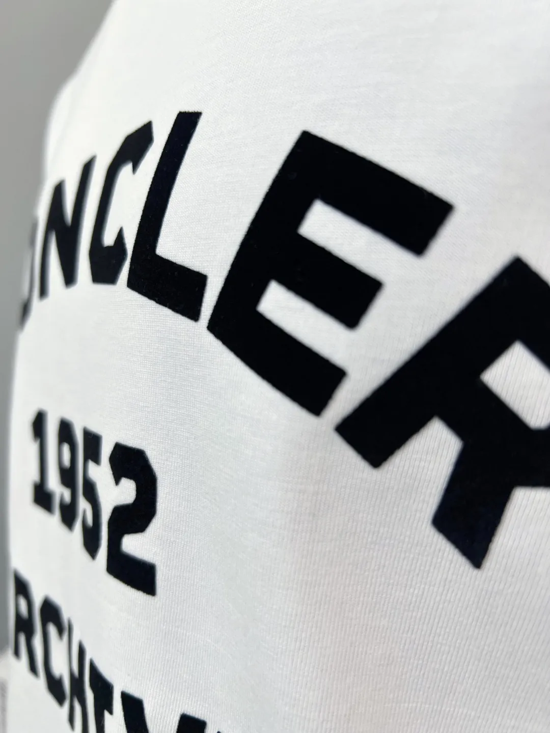 P150 New Meng Mouth MONCLER is on sale at the same time as official and official: 1952 commemorative sweatshirt with flocking printing and short sleeves at the same time, the details are the same as the official version, using 240g double yarn 100% cotton fabric, imported woven thread thread, and rib-free neckline Easy to deform, high-temperature washing process in the factory, the fabric is soft and breathable, does not shrink, NCF washing mark identification, details are in place and the upper body looks good, European size version, loose and suitable, color: black, white, size XS-L (can wear up to 200 pounds)