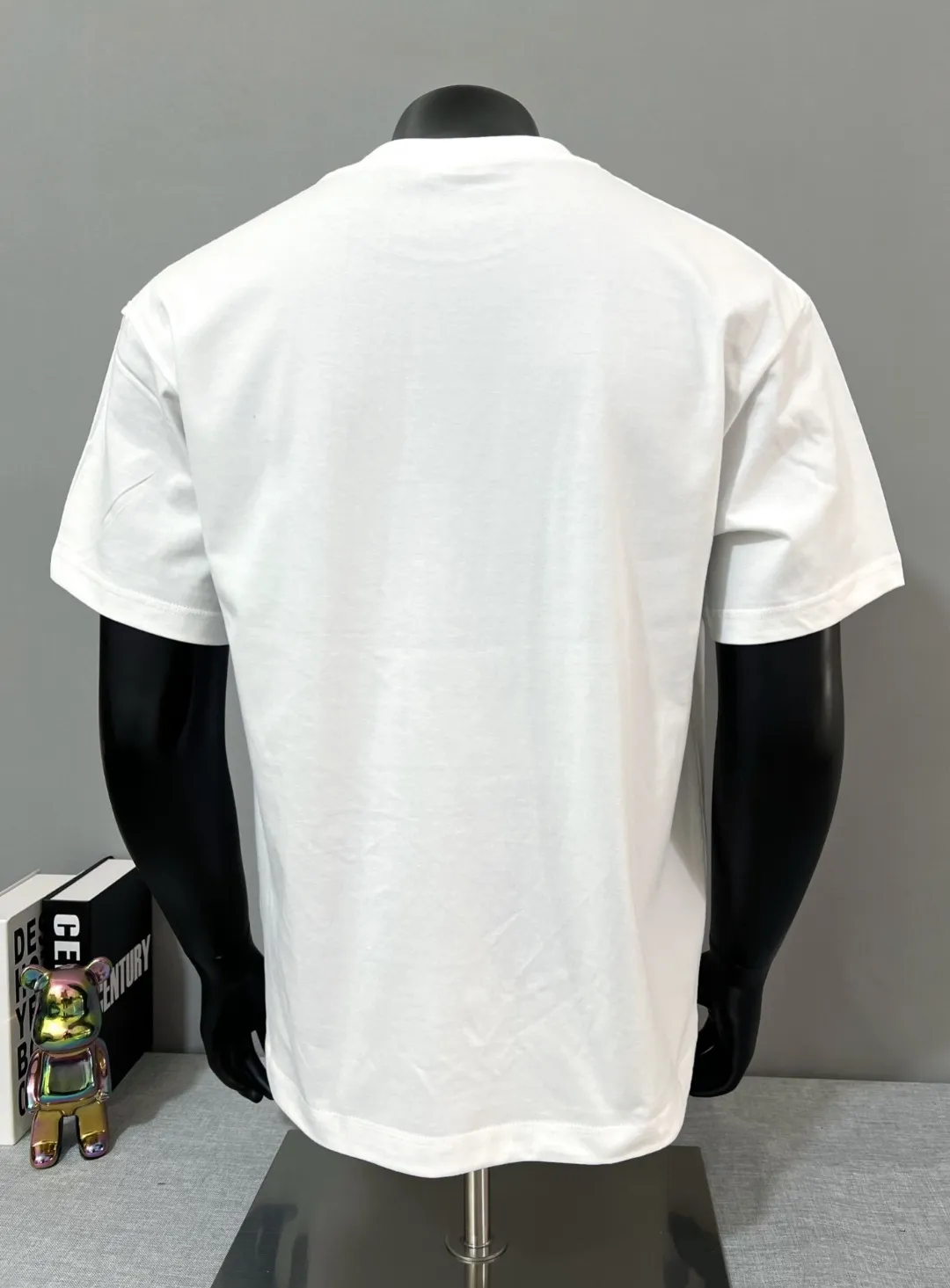 P150 New Meng Mouth MONCLER is on sale at the same time as official and official: 1952 commemorative sweatshirt with flocking printing and short sleeves at the same time, the details are the same as the official version, using 240g double yarn 100% cotton fabric, imported woven thread thread, and rib-free neckline Easy to deform, high-temperature washing process in the factory, the fabric is soft and breathable, does not shrink, NCF washing mark identification, details are in place and the upper body looks good, European size version, loose and suitable, color: black, white, size XS-L (can wear up to 200 pounds)