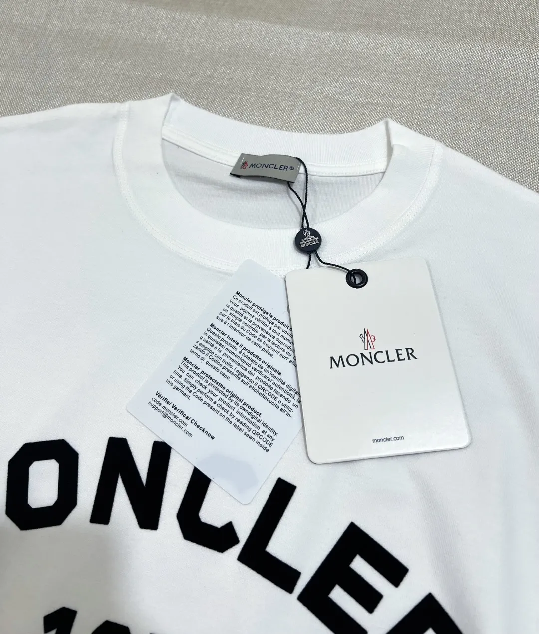 P150 New Meng Mouth MONCLER is on sale at the same time as official and official: 1952 commemorative sweatshirt with flocking printing and short sleeves at the same time, the details are the same as the official version, using 240g double yarn 100% cotton fabric, imported woven thread thread, and rib-free neckline Easy to deform, high-temperature washing process in the factory, the fabric is soft and breathable, does not shrink, NCF washing mark identification, details are in place and the upper body looks good, European size version, loose and suitable, color: black, white, size XS-L (can wear up to 200 pounds)