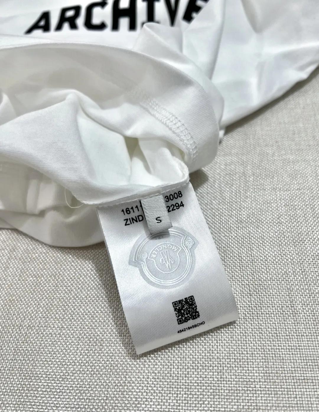 P150 New Meng Mouth MONCLER is on sale at the same time as official and official: 1952 commemorative sweatshirt with flocking printing and short sleeves at the same time, the details are the same as the official version, using 240g double yarn 100% cotton fabric, imported woven thread thread, and rib-free neckline Easy to deform, high-temperature washing process in the factory, the fabric is soft and breathable, does not shrink, NCF washing mark identification, details are in place and the upper body looks good, European size version, loose and suitable, color: black, white, size XS-L (can wear up to 200 pounds)