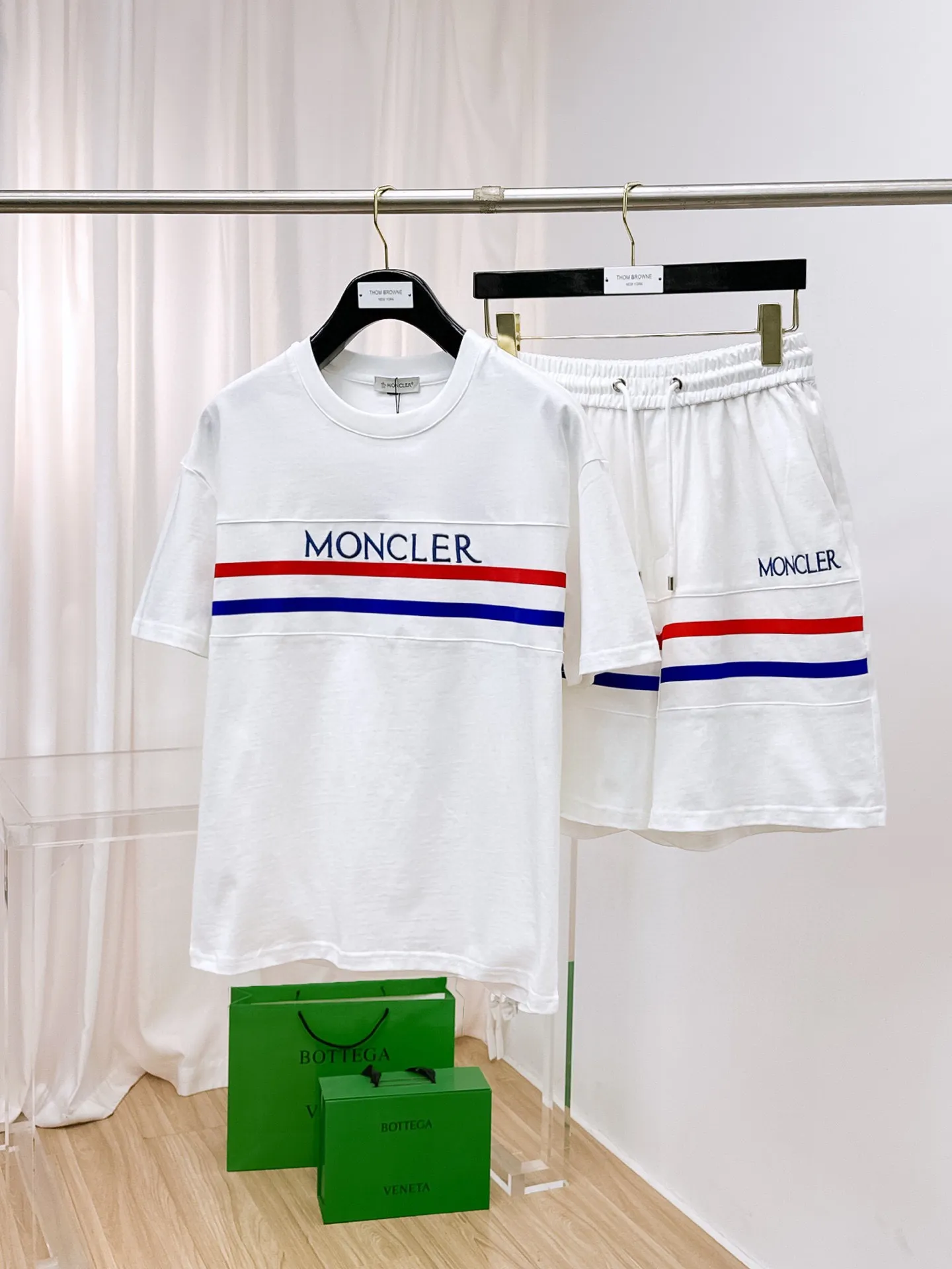 P560 Brand [MONCLER Mouth Covered] 2025 round neck short-sleeved shorts suit. The pure cotton fabric upper body will not be stuffy, the smooth and comfortable skin-friendly effect is more breathable, the fabric has its own texture, classic logo technology, a new interpretation from a unique angle, the first choice for fashion and versatility! Size: M-3XL (maximum wear: 190 pounds)