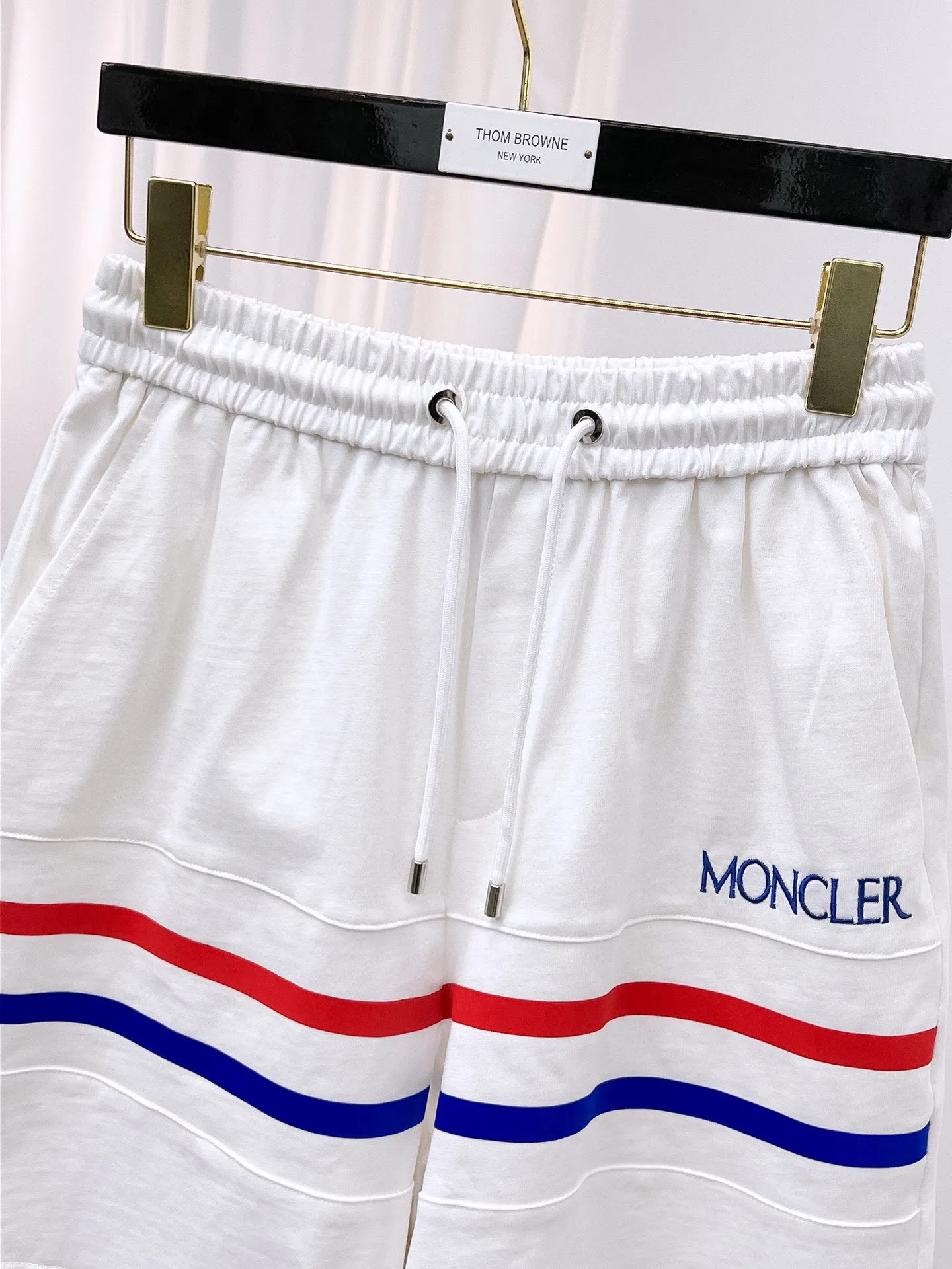P560 Brand [MONCLER Mouth Covered] 2025 round neck short-sleeved shorts suit. The pure cotton fabric upper body will not be stuffy, the smooth and comfortable skin-friendly effect is more breathable, the fabric has its own texture, classic logo technology, a new interpretation from a unique angle, the first choice for fashion and versatility! Size: M-3XL (maximum wear: 190 pounds)
