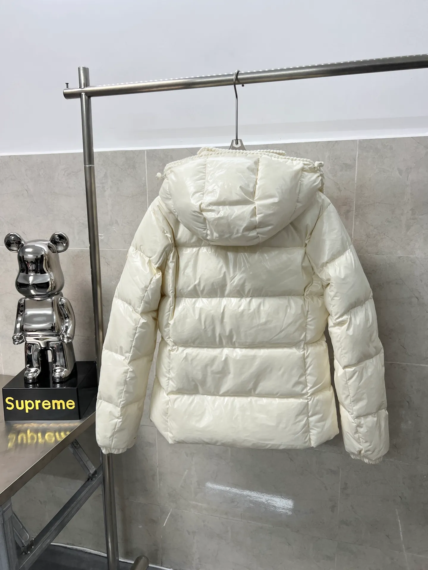 P920 Moncler Mouth GLAREINS Small Waist Hooded Floral Trimmed Small Waist Small Pocket Down Jacket The upgraded version of the small waist UP!! It is still a super slim waist style, with no-wash imitation wax leather fabric, and the brim collar and placket are matched with the same color twist braid design. It is full of elegance and suitable for various exquisite styles. A full set of hardware accessories, customized color matching snap buttons and sliders, 90 velvet filling. White Moonlight among the hottest items! Color: White Blue Red Size: 0123