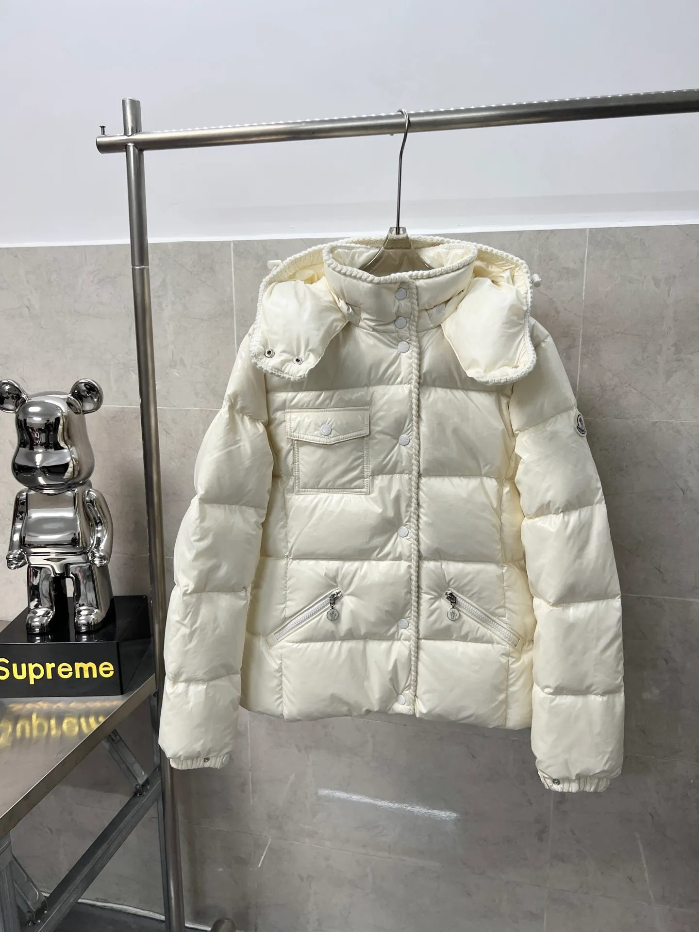 P920 Moncler Mouth GLAREINS Small Waist Hooded Floral Trimmed Small Waist Small Pocket Down Jacket The upgraded version of the small waist UP!! It is still a super slim waist style, with no-wash imitation wax leather fabric, and the brim collar and placket are matched with the same color twist braid design. It is full of elegance and suitable for various exquisite styles. A full set of hardware accessories, customized color matching snap buttons and sliders, 90 velvet filling. White Moonlight among the hottest items! Color: White Blue Red Size: 0123