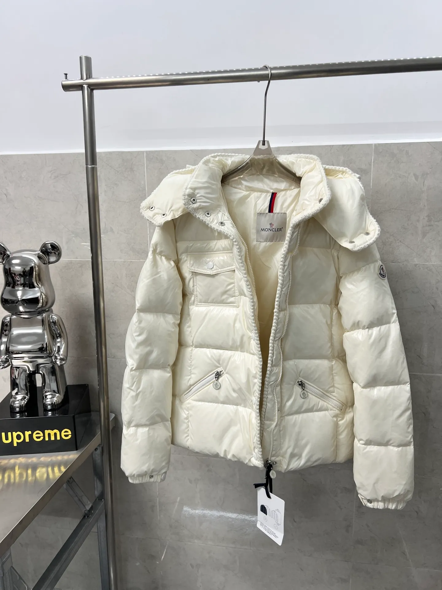 P920 Moncler Mouth GLAREINS Small Waist Hooded Floral Trimmed Small Waist Small Pocket Down Jacket The upgraded version of the small waist UP!! It is still a super slim waist style, with no-wash imitation wax leather fabric, and the brim collar and placket are matched with the same color twist braid design. It is full of elegance and suitable for various exquisite styles. A full set of hardware accessories, customized color matching snap buttons and sliders, 90 velvet filling. White Moonlight among the hottest items! Color: White Blue Red Size: 0123