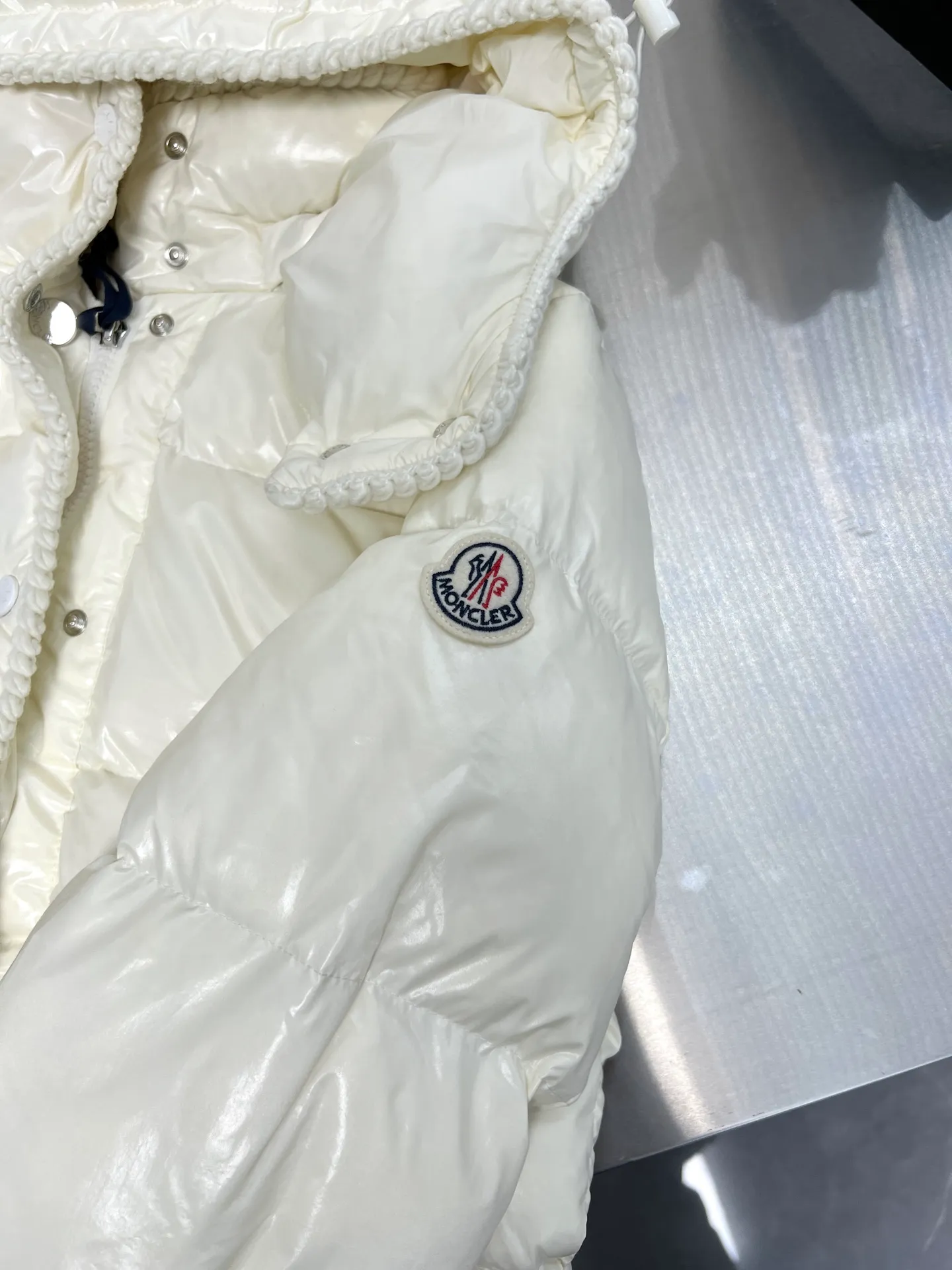 P920 Moncler Mouth GLAREINS Small Waist Hooded Floral Trimmed Small Waist Small Pocket Down Jacket The upgraded version of the small waist UP!! It is still a super slim waist style, with no-wash imitation wax leather fabric, and the brim collar and placket are matched with the same color twist braid design. It is full of elegance and suitable for various exquisite styles. A full set of hardware accessories, customized color matching snap buttons and sliders, 90 velvet filling. White Moonlight among the hottest items! Color: White Blue Red Size: 0123