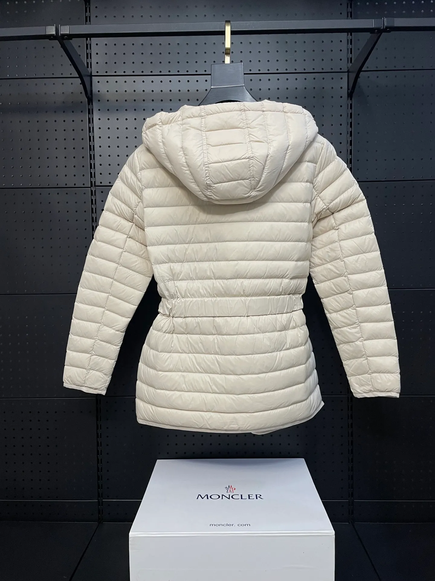 P720 2024 season new arrival 23Moncler OREDON women's mid-length slim belted goose down jacket. ✨Complete three standards, synchronized with counters ✨90 goose down filling ✨Slim-fitting design of the belt, not picky Sizes 0-3