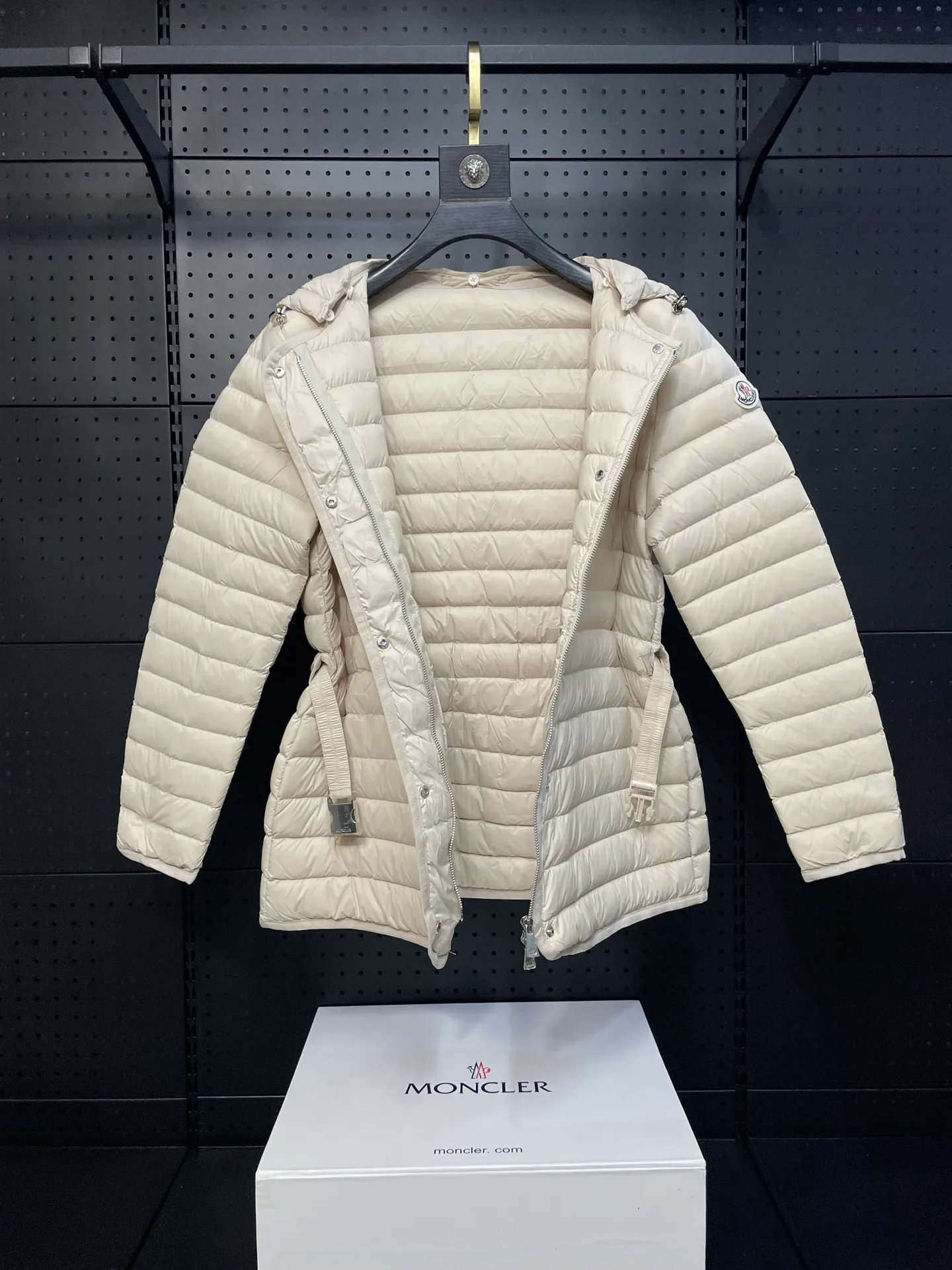 P720 2024 season new arrival 23Moncler OREDON women's mid-length slim belted goose down jacket. ✨Complete three standards, synchronized with counters ✨90 goose down filling ✨Slim-fitting design of the belt, not picky Sizes 0-3