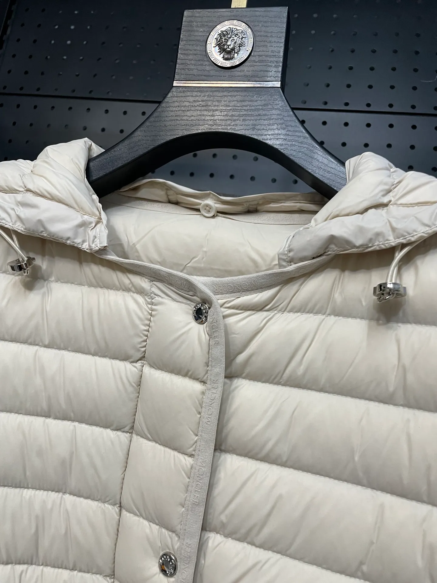 P720 2024 season new arrival 23Moncler OREDON women's mid-length slim belted goose down jacket. ✨Complete three standards, synchronized with counters ✨90 goose down filling ✨Slim-fitting design of the belt, not picky Sizes 0-3