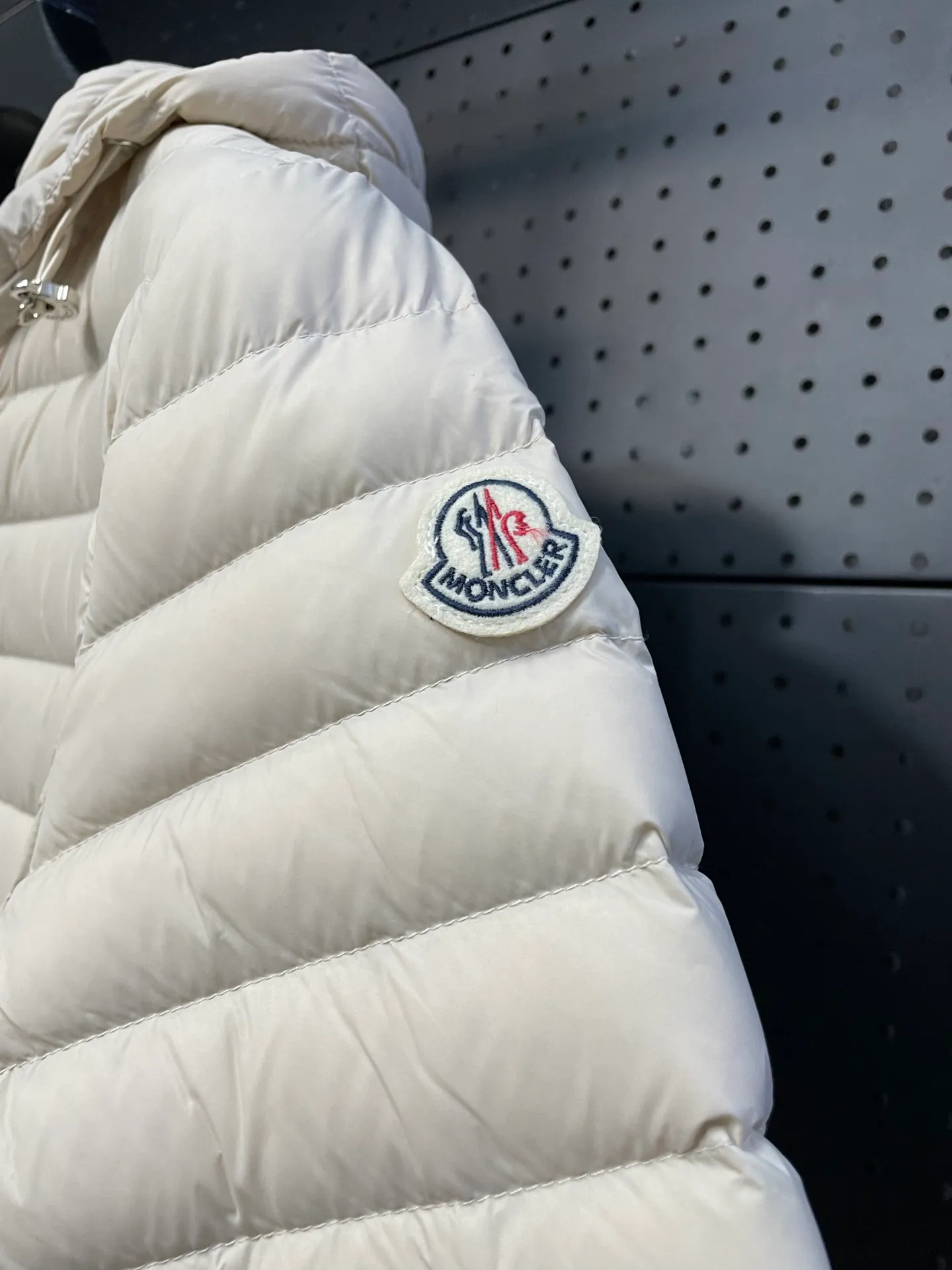 P720 2024 season new arrival 23Moncler OREDON women's mid-length slim belted goose down jacket. ✨Complete three standards, synchronized with counters ✨90 goose down filling ✨Slim-fitting design of the belt, not picky Sizes 0-3