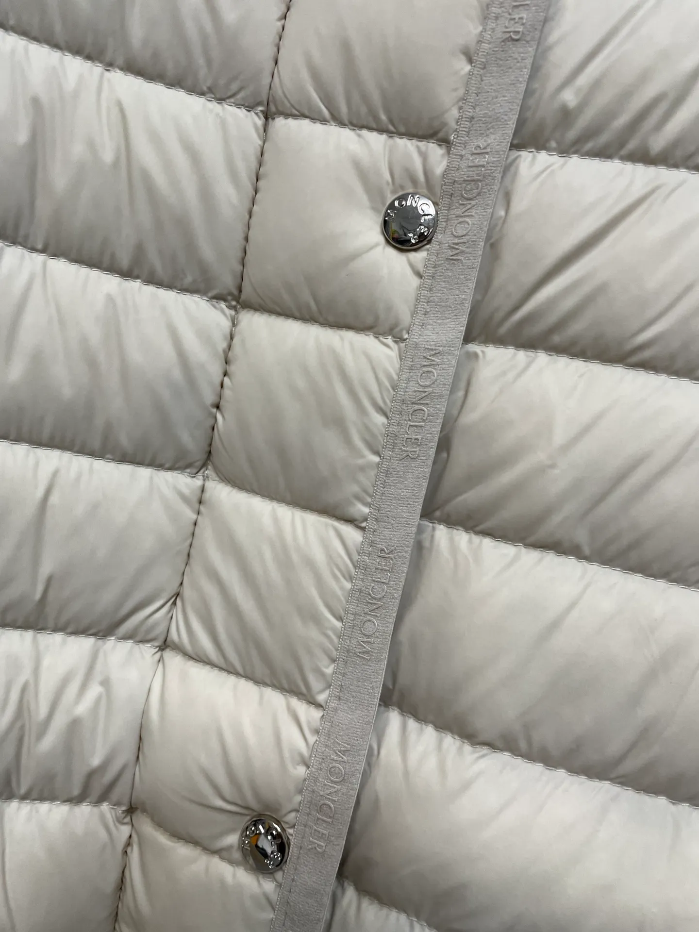 P720 2024 season new arrival 23Moncler OREDON women's mid-length slim belted goose down jacket. ✨Complete three standards, synchronized with counters ✨90 goose down filling ✨Slim-fitting design of the belt, not picky Sizes 0-3