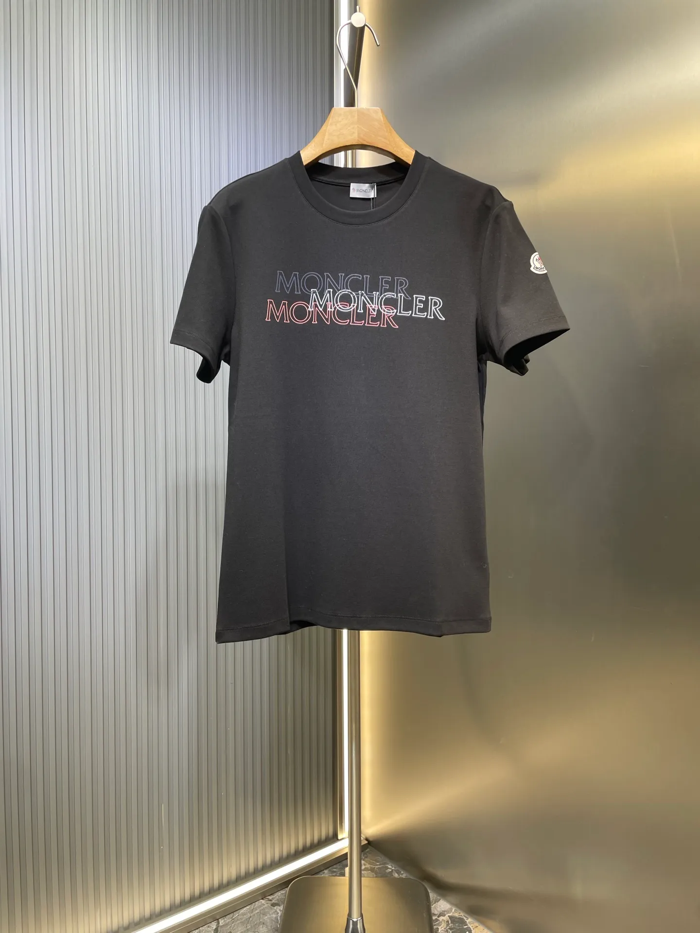 P280 moncler 🌟 2025 early autumn new thick three-color hollow printed short-sleeved T-shirt; customized 260g high-density water-soft cotton fabric, with strong warmth retention and added anti-static technology. The three-color dislocated hollow printed pattern design on the chest is not too exaggerated. The simple and clear three-color contrasting design can better reflect the model of art! Complete with three standards size: s-xxxl