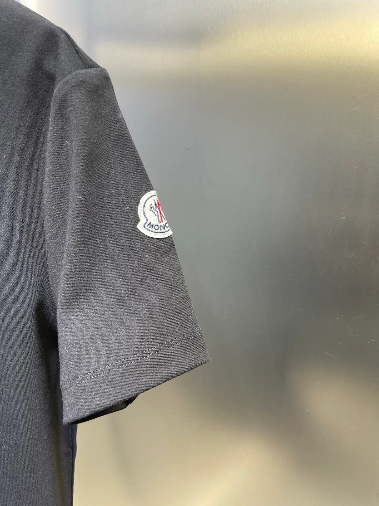 P280 moncler 🌟 2025 early autumn new thick three-color hollow printed short-sleeved T-shirt; customized 260g high-density water-soft cotton fabric, with strong warmth retention and added anti-static technology. The three-color dislocated hollow printed pattern design on the chest is not too exaggerated. The simple and clear three-color contrasting design can better reflect the model of art! Complete with three standards size: s-xxxl