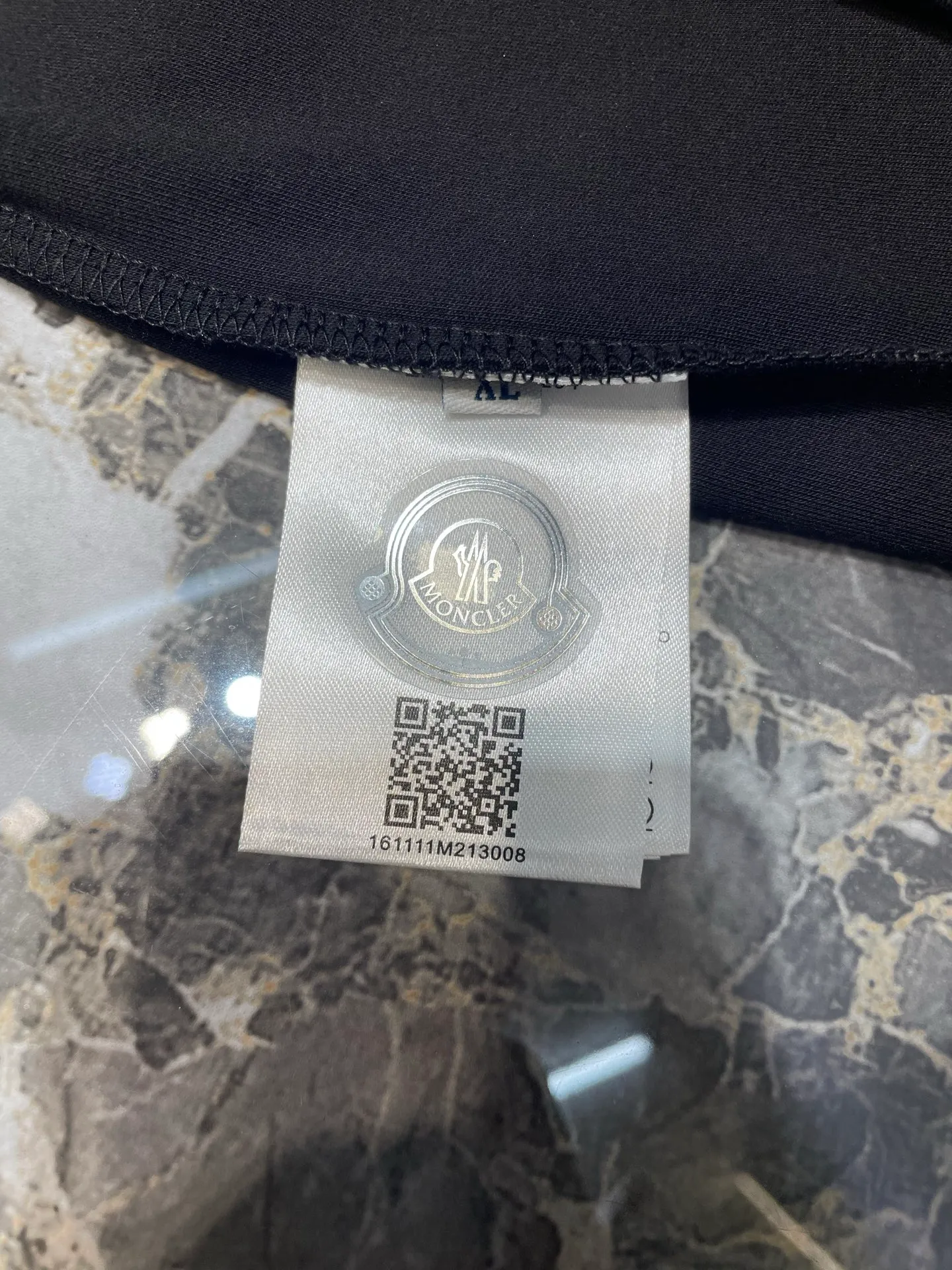 P280 moncler 🌟 2025 early autumn new thick three-color hollow printed short-sleeved T-shirt; customized 260g high-density water-soft cotton fabric, with strong warmth retention and added anti-static technology. The three-color dislocated hollow printed pattern design on the chest is not too exaggerated. The simple and clear three-color contrasting design can better reflect the model of art! Complete with three standards size: s-xxxl