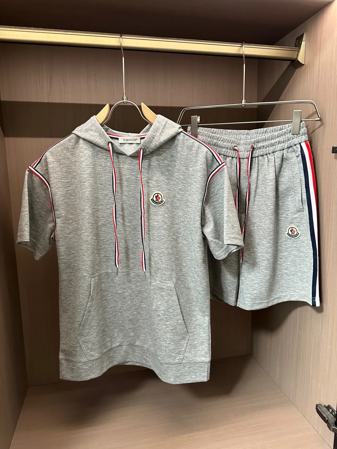 P560 Brand [MONCLER Mouth Covered] 2025 round neck short-sleeved shorts suit. The pure cotton fabric upper body will not be stuffy, the smooth and comfortable skin-friendly effect is more breathable, the fabric has its own texture, classic logo technology, a new interpretation from a unique angle, the first choice for fashion and versatility! Size: M-3XL (maximum wear: 190 pounds)