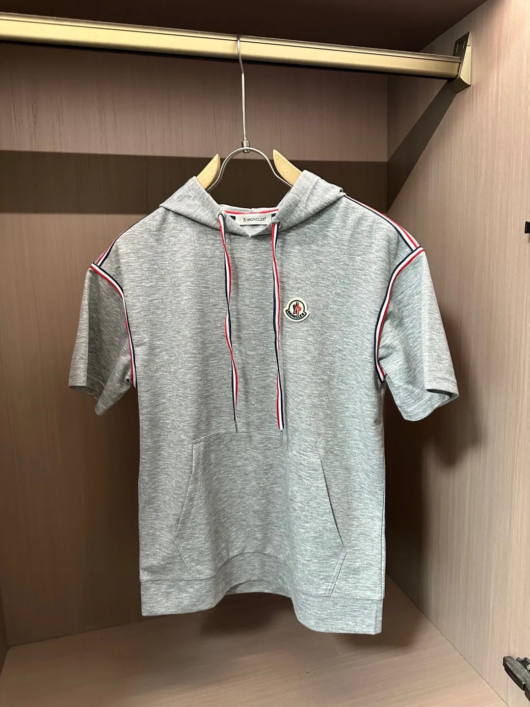 P560 Brand [MONCLER Mouth Covered] 2025 round neck short-sleeved shorts suit. The pure cotton fabric upper body will not be stuffy, the smooth and comfortable skin-friendly effect is more breathable, the fabric has its own texture, classic logo technology, a new interpretation from a unique angle, the first choice for fashion and versatility! Size: M-3XL (maximum wear: 190 pounds)