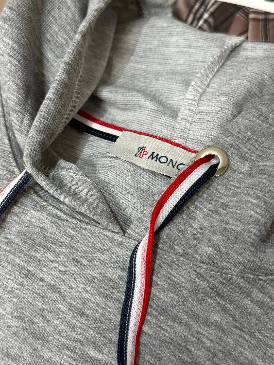 P560 Brand [MONCLER Mouth Covered] 2025 round neck short-sleeved shorts suit. The pure cotton fabric upper body will not be stuffy, the smooth and comfortable skin-friendly effect is more breathable, the fabric has its own texture, classic logo technology, a new interpretation from a unique angle, the first choice for fashion and versatility! Size: M-3XL (maximum wear: 190 pounds)