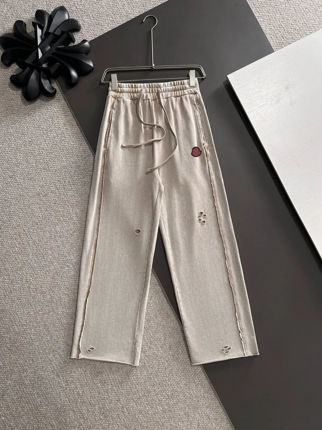 Next day shipment P360 MONCLER/Mongoose Exclusive first release of 25ss autumn and winter new high-quality trousers Compare real-life details at will A perfect choice for autumn and winter. A must-have item. Loose fit. Please refer to the size chart when placing an order: S to XL (or state your height and weight when placing an order)