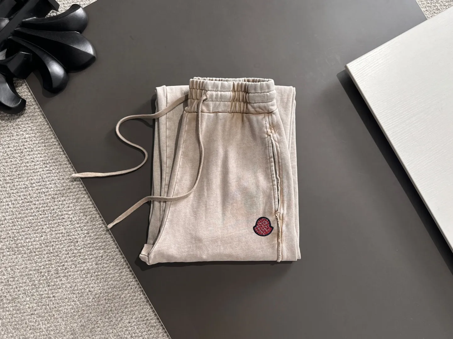 Next day shipment P360 MONCLER/Mongoose Exclusive first release of 25ss autumn and winter new high-quality trousers Compare real-life details at will A perfect choice for autumn and winter. A must-have item. Loose fit. Please refer to the size chart when placing an order: S to XL (or state your height and weight when placing an order)