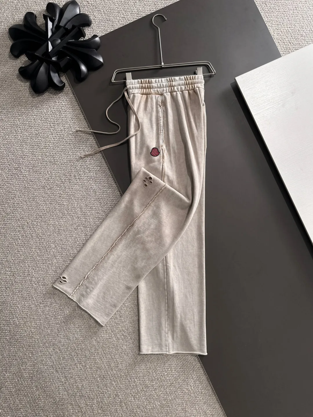 Next day shipment P360 MONCLER/Mongoose Exclusive first release of 25ss autumn and winter new high-quality trousers Compare real-life details at will A perfect choice for autumn and winter. A must-have item. Loose fit. Please refer to the size chart when placing an order: S to XL (or state your height and weight when placing an order)