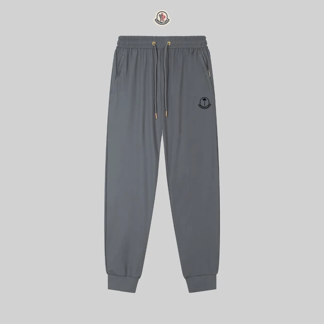 P230 Moncler spring and summer new model, two-color high-quality thin sports and leisure ice silk pants. Smooth, comfortable, anti-wrinkle and traceless pants. 🗯Soft texture, slightly elastic to the touch, cool ice silk pants. Waist elastic band, fashionable version design. 🗯 Neat and neat wiring, suitable for both sports and leisure! It can be easily controlled by all body types. Two classic colors are available. 🗯New summer product. Versatile and easy to match. The upper body is very simple, handsome and stylish. It can be easily controlled by men and women. Color: Black Gray Size: S-XL