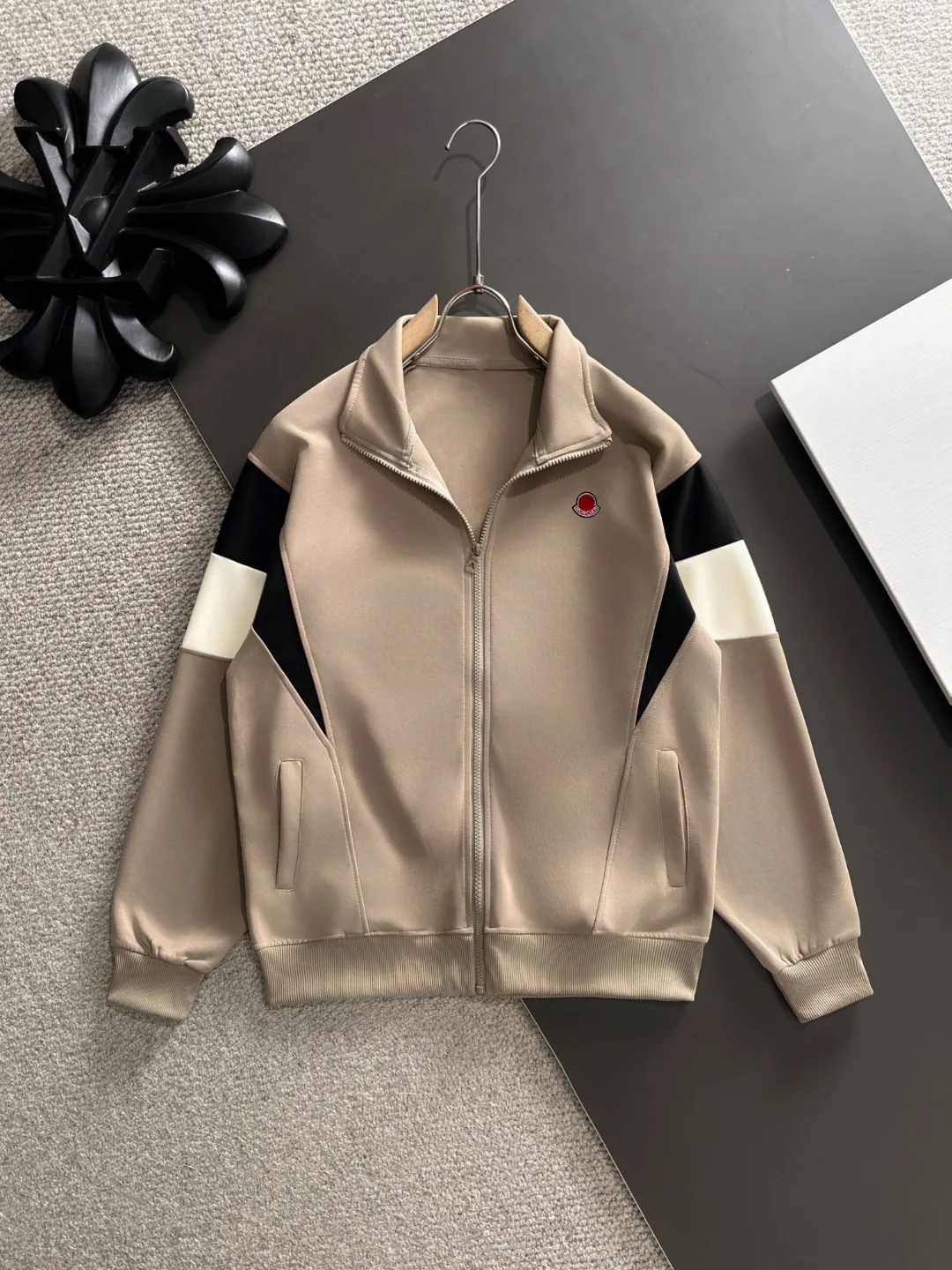 Next day shipping P720 MONCLER/Mongolian high quality 2025 autumn and winter new casual heavy industry suit exclusively developed by yb! High quality production! The top version of the trading company channel order, external orders for imported custom fabrics, high breathability and comfort, impeccable details, absolutely worth buying! This type of suit is also a must-have for lazy people. You don’t have to think about how to match it, you can just get it in one set! Brand element design concept, delicate and soft feel! It presents a casual cut and the upper body shape is great! On sale simultaneously on the official website! From a high-end men's positioning brand, the low-key luxury taste is irresistible! Exquisite workmanship and impeccable quality! The overall style is simple, fashionable and timeless, fully meeting the requirements of stylish and tasteful dressing! Size: M to 4XL (or state your height and weight when placing an order)