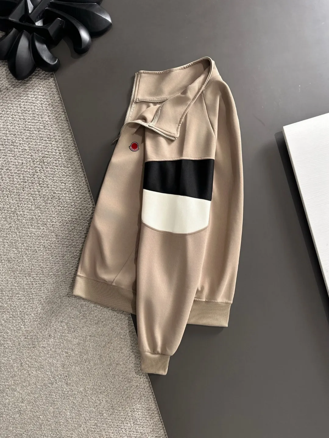 Next day shipping P720 MONCLER/Mongolian high quality 2025 autumn and winter new casual heavy industry suit exclusively developed by yb! High quality production! The top version of the trading company channel order, external orders for imported custom fabrics, high breathability and comfort, impeccable details, absolutely worth buying! This type of suit is also a must-have for lazy people. You don’t have to think about how to match it, you can just get it in one set! Brand element design concept, delicate and soft feel! It presents a casual cut and the upper body shape is great! On sale simultaneously on the official website! From a high-end men's positioning brand, the low-key luxury taste is irresistible! Exquisite workmanship and impeccable quality! The overall style is simple, fashionable and timeless, fully meeting the requirements of stylish and tasteful dressing! Size: M to 4XL (or state your height and weight when placing an order)