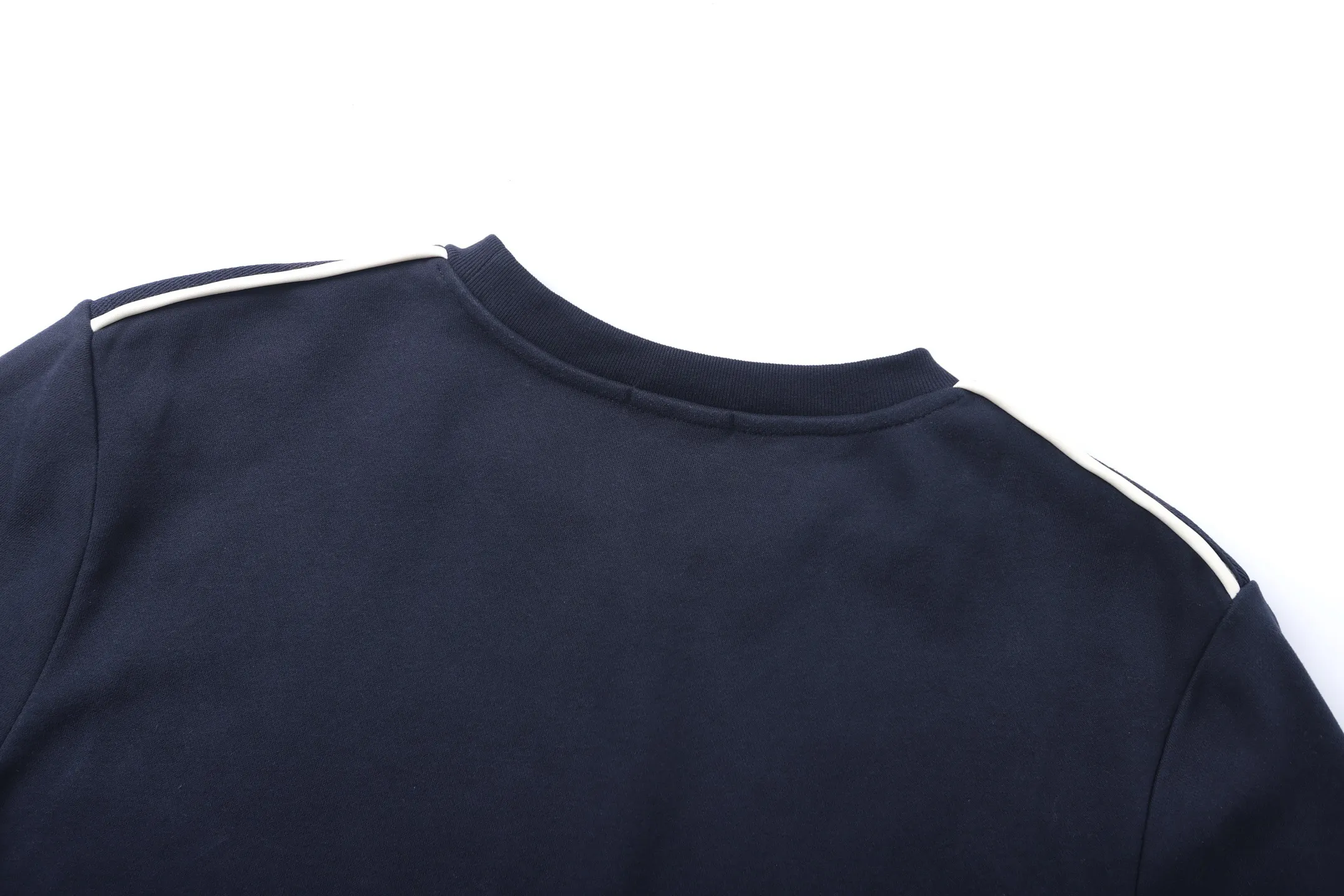 P380 [Exclusive supply] Moncler logo shoulder webbing crew neck sweatshirt. The original version was purchased and developed for 5,400. The fabric is made of high-density cotton blended fabric, which is soft to the touch and has good breathability and resilience. The neckline adopts double-needle sewing technology, which is smooth and firm and effectively prevents deformation. Three-dimensional tailoring and reinforced stitching are used at the connections between the shoulders and sleeves to enhance the overall structural stability. The cuffs and hem are ribbed, which not only maintains a comfortable fit, but also effectively prevents wind and warmth. The brand badge on the chest uses exquisite embroidery technology, with full colors and delicate lines, highlighting the brand quality. Garments are pre-shrunk to ensure dimension stability. The overall workmanship is fine, and each process reflects strict control of details, making this sweatshirt suitable for daily casual wear and showing high-quality craftsmanship. The overall wiring is straight and delicate, the fabric is comfortable and soft, and the color is consistent without color difference. It can be matched with the same style to create a fashionable look and control various occasions. Customized accessories, complete with three standards, the same style for men and women. Size:S-M-L-XL