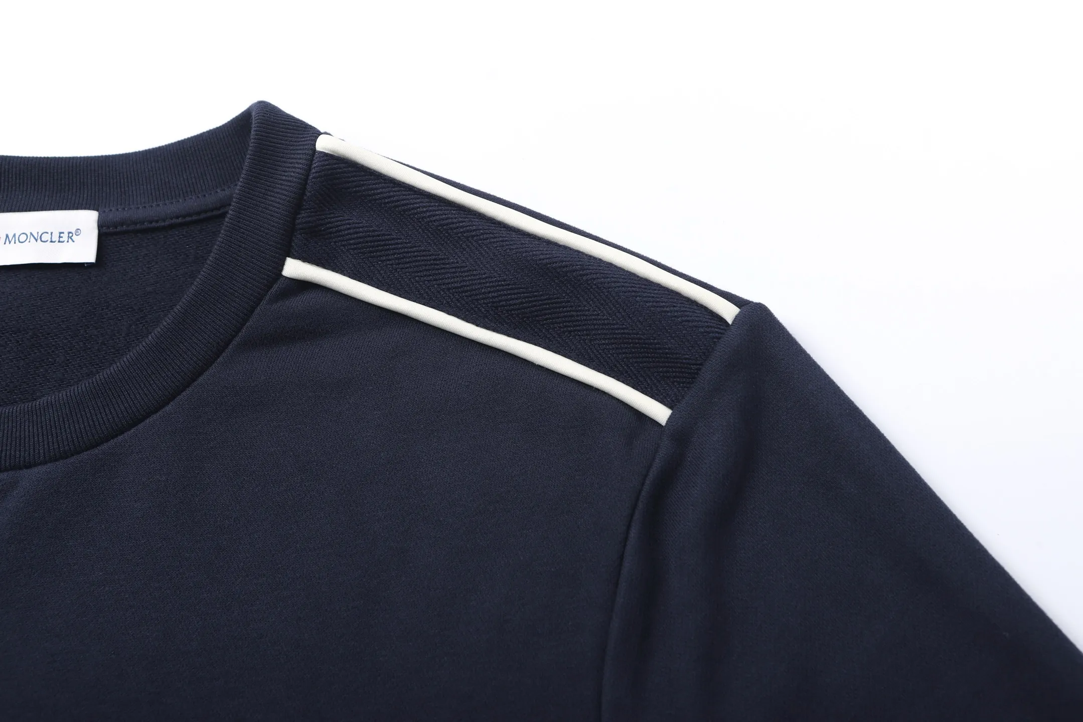 P380 [Exclusive supply] Moncler logo shoulder webbing crew neck sweatshirt. The original version was purchased and developed for 5,400. The fabric is made of high-density cotton blended fabric, which is soft to the touch and has good breathability and resilience. The neckline adopts double-needle sewing technology, which is smooth and firm and effectively prevents deformation. Three-dimensional tailoring and reinforced stitching are used at the connections between the shoulders and sleeves to enhance the overall structural stability. The cuffs and hem are ribbed, which not only maintains a comfortable fit, but also effectively prevents wind and warmth. The brand badge on the chest uses exquisite embroidery technology, with full colors and delicate lines, highlighting the brand quality. Garments are pre-shrunk to ensure dimension stability. The overall workmanship is fine, and each process reflects strict control of details, making this sweatshirt suitable for daily casual wear and showing high-quality craftsmanship. The overall wiring is straight and delicate, the fabric is comfortable and soft, and the color is consistent without color difference. It can be matched with the same style to create a fashionable look and control various occasions. Customized accessories, complete with three standards, the same style for men and women. Size:S-M-L-XL