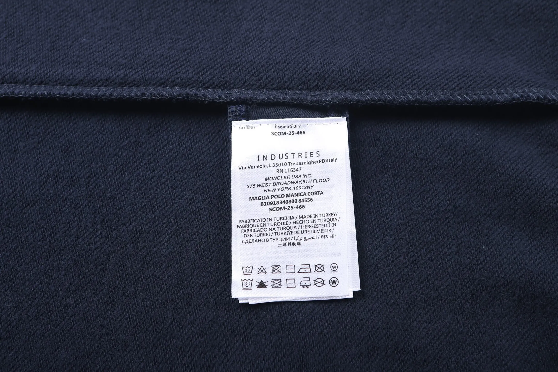 P380 [Exclusive supply] Moncler logo shoulder webbing crew neck sweatshirt. The original version was purchased and developed for 5,400. The fabric is made of high-density cotton blended fabric, which is soft to the touch and has good breathability and resilience. The neckline adopts double-needle sewing technology, which is smooth and firm and effectively prevents deformation. Three-dimensional tailoring and reinforced stitching are used at the connections between the shoulders and sleeves to enhance the overall structural stability. The cuffs and hem are ribbed, which not only maintains a comfortable fit, but also effectively prevents wind and warmth. The brand badge on the chest uses exquisite embroidery technology, with full colors and delicate lines, highlighting the brand quality. Garments are pre-shrunk to ensure dimension stability. The overall workmanship is fine, and each process reflects strict control of details, making this sweatshirt suitable for daily casual wear and showing high-quality craftsmanship. The overall wiring is straight and delicate, the fabric is comfortable and soft, and the color is consistent without color difference. It can be matched with the same style to create a fashionable look and control various occasions. Customized accessories, complete with three standards, the same style for men and women. Size:S-M-L-XL