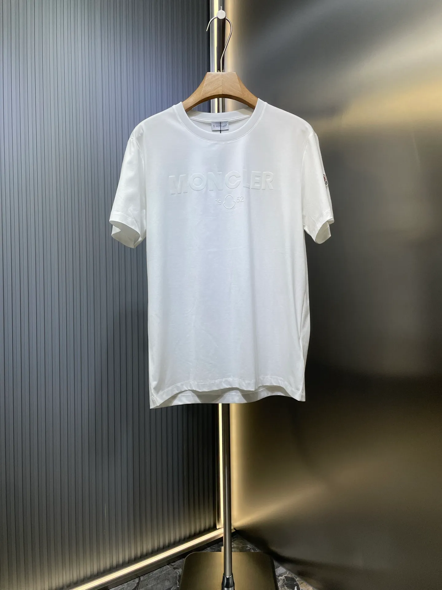 P290 moncler 🌟【Top original order】2025 spring and summer new letter flocked printed short-sleeved T-shirt; customized 80-count double-strand mercerized long-staple cotton fabric, comfortable, soft and delicate! The lower side of the row of letters on the chest is a flocking print design with a duck hollow design, and the cuffs are designed with a wool duck badge badge design, all three standards are complete!  size：s-xxxl