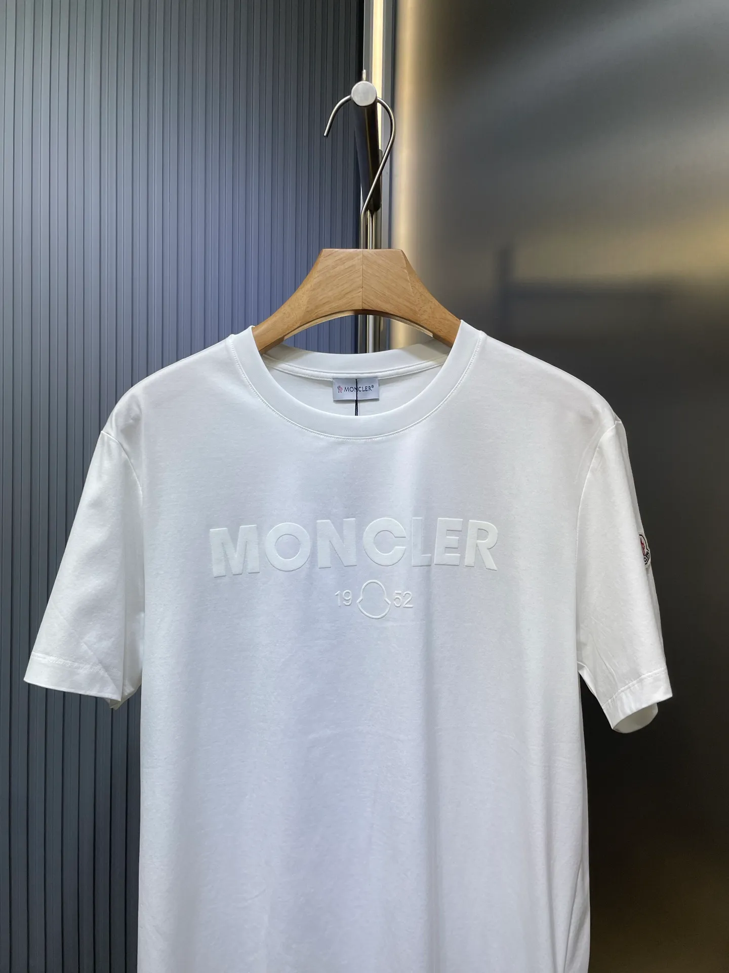 P290 moncler 🌟【Top original order】2025 spring and summer new letter flocked printed short-sleeved T-shirt; customized 80-count double-strand mercerized long-staple cotton fabric, comfortable, soft and delicate! The lower side of the row of letters on the chest is a flocking print design with a duck hollow design, and the cuffs are designed with a wool duck badge badge design, all three standards are complete!  size：s-xxxl