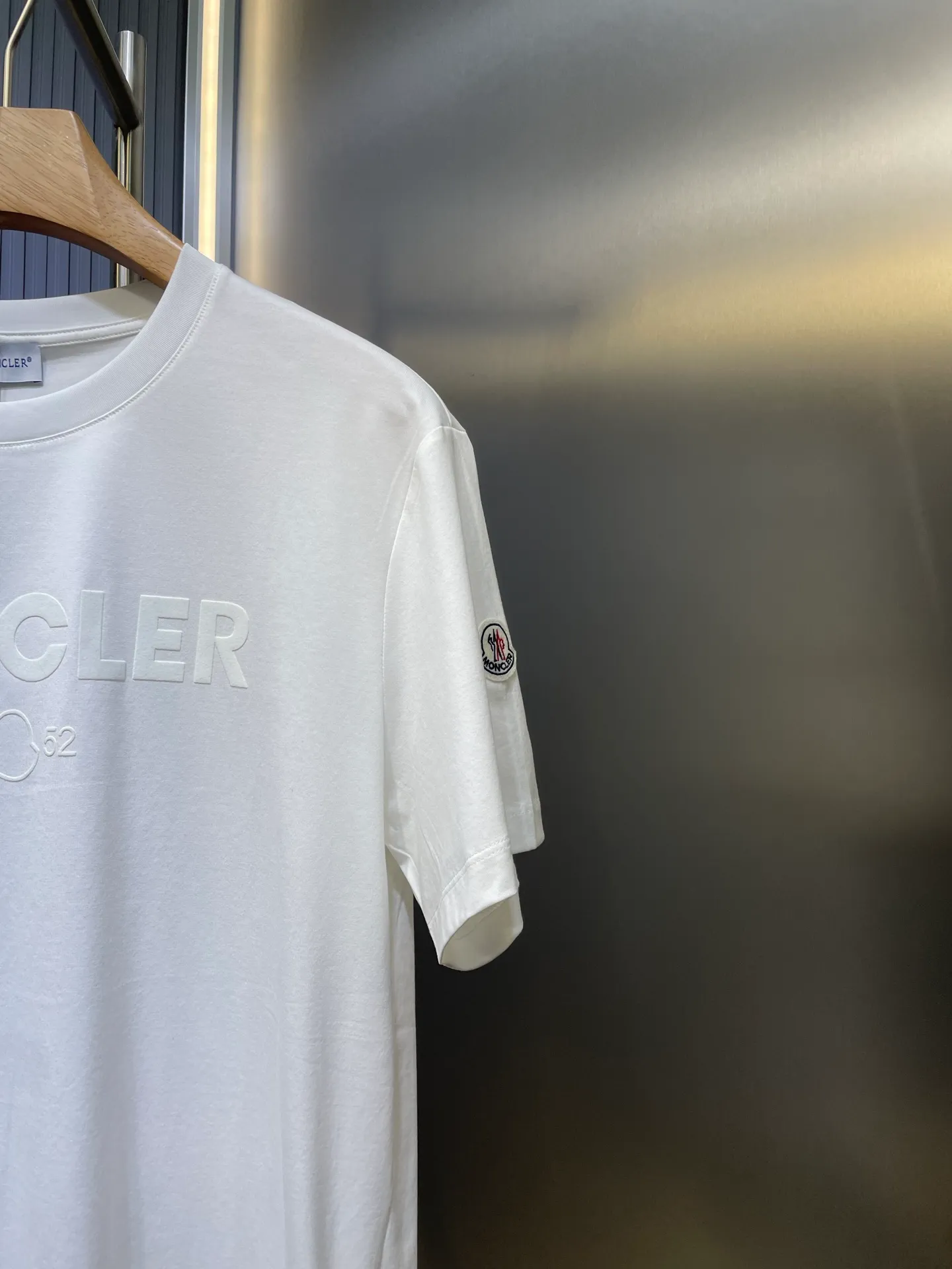 P290 moncler 🌟【Top original order】2025 spring and summer new letter flocked printed short-sleeved T-shirt; customized 80-count double-strand mercerized long-staple cotton fabric, comfortable, soft and delicate! The lower side of the row of letters on the chest is a flocking print design with a duck hollow design, and the cuffs are designed with a wool duck badge badge design, all three standards are complete!  size：s-xxxl