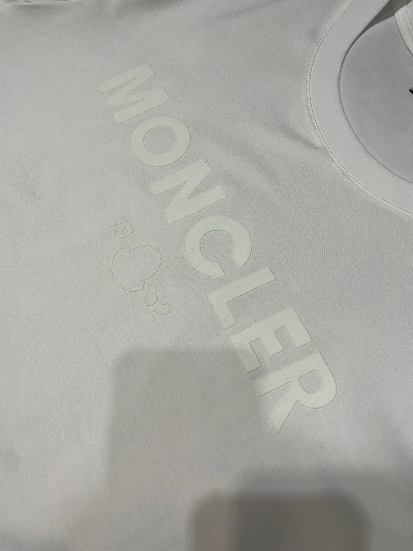 P290 moncler 🌟【Top original order】2025 spring and summer new letter flocked printed short-sleeved T-shirt; customized 80-count double-strand mercerized long-staple cotton fabric, comfortable, soft and delicate! The lower side of the row of letters on the chest is a flocking print design with a duck hollow design, and the cuffs are designed with a wool duck badge badge design, all three standards are complete!  size：s-xxxl