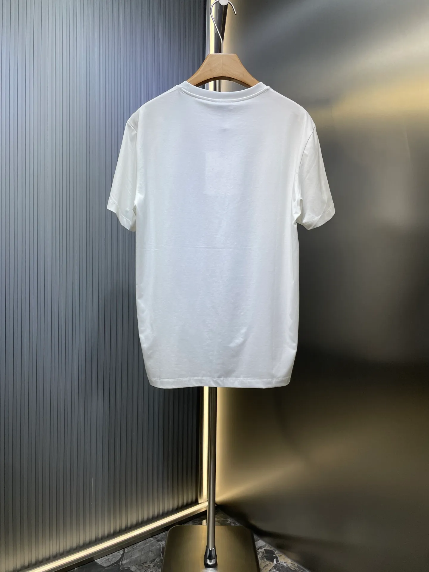 P290 moncler 🌟【Top original order】2025 spring and summer new letter flocked printed short-sleeved T-shirt; customized 80-count double-strand mercerized long-staple cotton fabric, comfortable, soft and delicate! The lower side of the row of letters on the chest is a flocking print design with a duck hollow design, and the cuffs are designed with a wool duck badge badge design, all three standards are complete!  size：s-xxxl