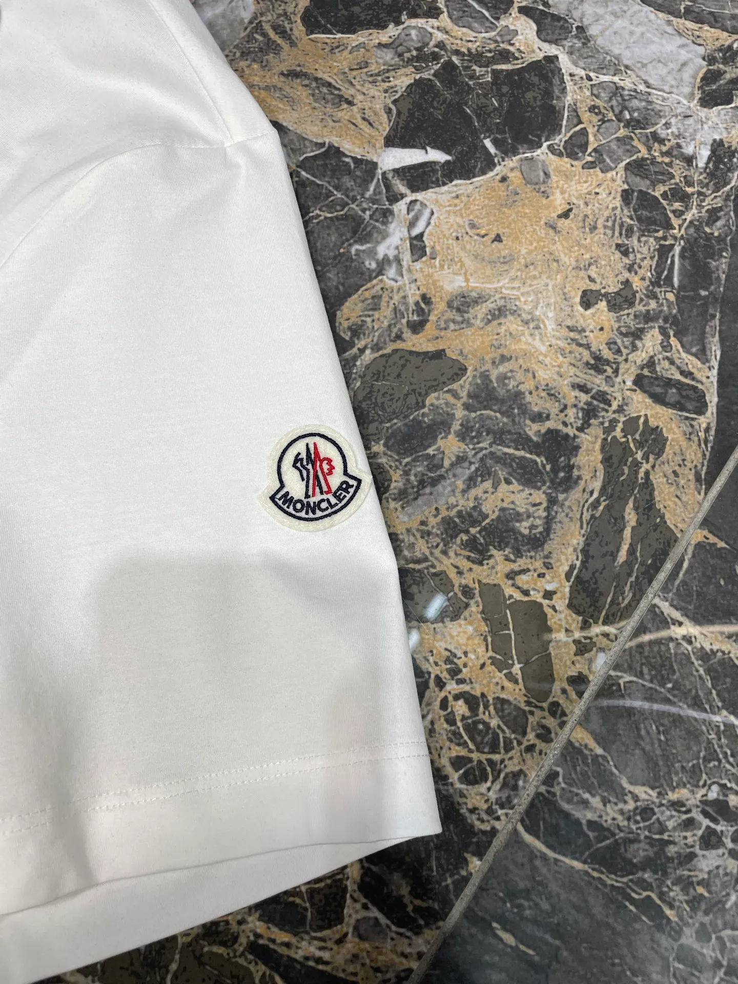 P290 moncler 🌟【Top original order】2025 spring and summer new letter flocked printed short-sleeved T-shirt; customized 80-count double-strand mercerized long-staple cotton fabric, comfortable, soft and delicate! The lower side of the row of letters on the chest is a flocking print design with a duck hollow design, and the cuffs are designed with a wool duck badge badge design, all three standards are complete!  size：s-xxxl
