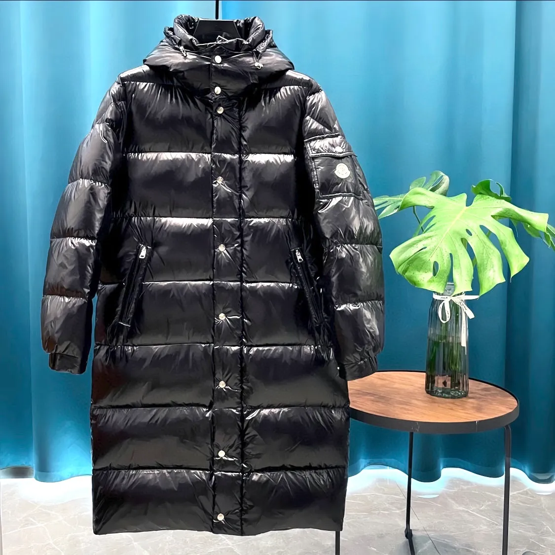 P900 Moncler ➡️Mengkou Maya long shiny green down jacket, the best to keep out the cold! The Yuhuang winter extended hooded down jacket is the same for men and women. There are thousands of styles of down jackets. As the king at the pinnacle of the down industry, the Yuhuang family will be included in the key repurchase list every year!  Because no matter how cold the wind is and the cold is unbearable, Yuhuang will always accompany you to give you warmth and resist the cold wave!  Made of pure European standard 90% goose down + 10% feathers. Real European standard goose down🦢 When you get the clothes, you can feel the filling and fullness of the down jacket. It is really not on the same level as the market products... The down content is the highest level in the industry. The raw materials are well invested. The best neck down on the goose is selected. The down is light, thin, soft and warm. It is very healing, comfortable and breathable, and as warm as a lover’s hug!  The shiny fabric design is noble and elegant, highlighting the texture! If you touch it with your fingers, you will definitely be conquered by its invincible texture, which is fluffy but not bloated! Everything is Yuhuang’s craftsmanship. Highly praised. It’s extremely eye-catching!