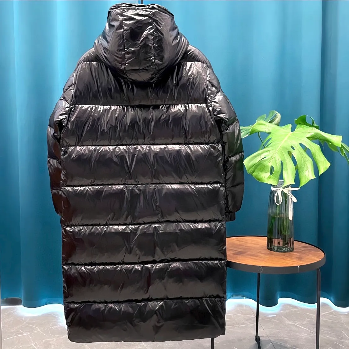 P900 Moncler ➡️Mengkou Maya long shiny green down jacket, the best to keep out the cold! The Yuhuang winter extended hooded down jacket is the same for men and women. There are thousands of styles of down jackets. As the king at the pinnacle of the down industry, the Yuhuang family will be included in the key repurchase list every year!  Because no matter how cold the wind is and the cold is unbearable, Yuhuang will always accompany you to give you warmth and resist the cold wave!  Made of pure European standard 90% goose down + 10% feathers. Real European standard goose down🦢 When you get the clothes, you can feel the filling and fullness of the down jacket. It is really not on the same level as the market products... The down content is the highest level in the industry. The raw materials are well invested. The best neck down on the goose is selected. The down is light, thin, soft and warm. It is very healing, comfortable and breathable, and as warm as a lover’s hug!  The shiny fabric design is noble and elegant, highlighting the texture! If you touch it with your fingers, you will definitely be conquered by its invincible texture, which is fluffy but not bloated! Everything is Yuhuang’s craftsmanship. Highly praised. It’s extremely eye-catching!