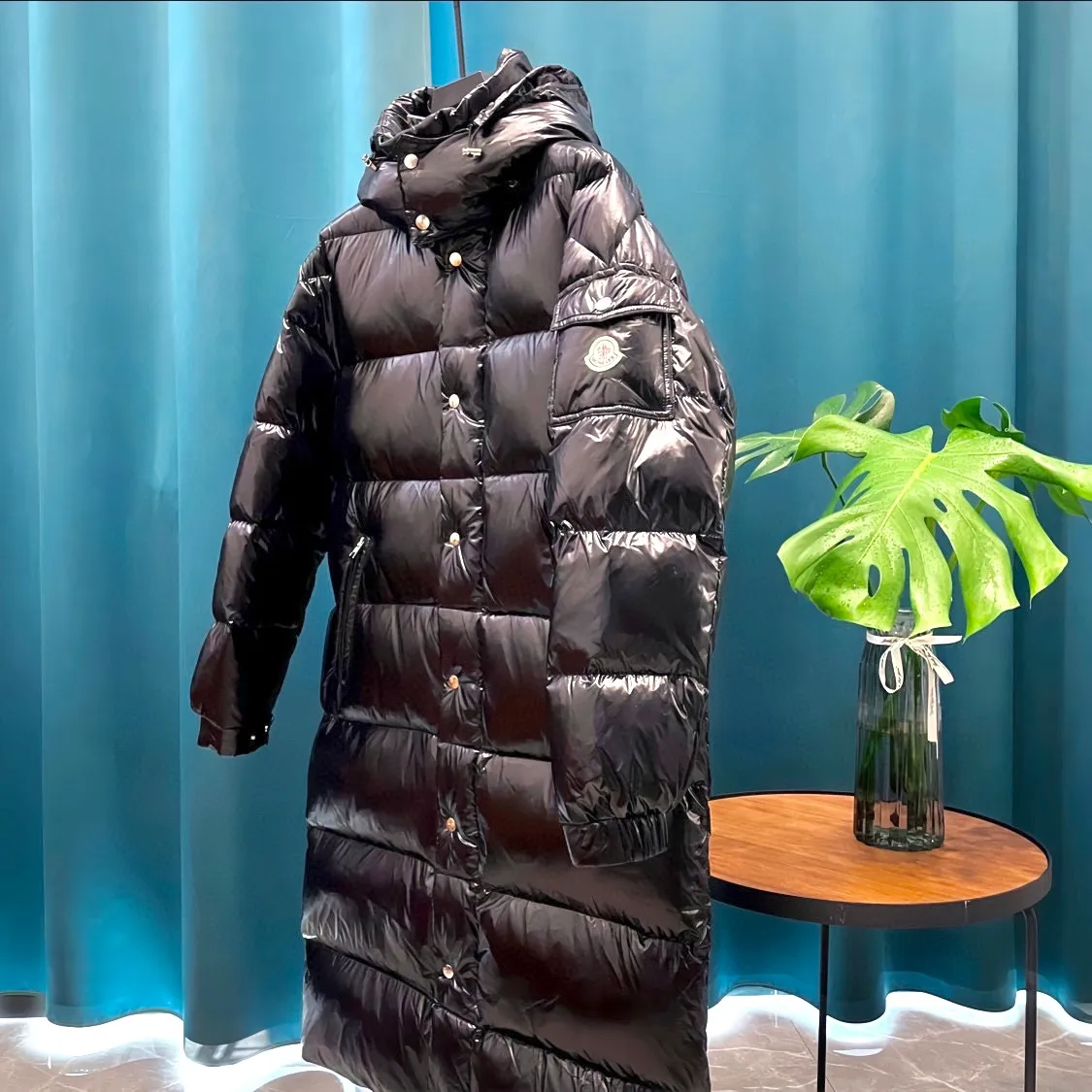 P900 Moncler ➡️Mengkou Maya long shiny green down jacket, the best to keep out the cold! The Yuhuang winter extended hooded down jacket is the same for men and women. There are thousands of styles of down jackets. As the king at the pinnacle of the down industry, the Yuhuang family will be included in the key repurchase list every year!  Because no matter how cold the wind is and the cold is unbearable, Yuhuang will always accompany you to give you warmth and resist the cold wave!  Made of pure European standard 90% goose down + 10% feathers. Real European standard goose down🦢 When you get the clothes, you can feel the filling and fullness of the down jacket. It is really not on the same level as the market products... The down content is the highest level in the industry. The raw materials are well invested. The best neck down on the goose is selected. The down is light, thin, soft and warm. It is very healing, comfortable and breathable, and as warm as a lover’s hug!  The shiny fabric design is noble and elegant, highlighting the texture! If you touch it with your fingers, you will definitely be conquered by its invincible texture, which is fluffy but not bloated! Everything is Yuhuang’s craftsmanship. Highly praised. It’s extremely eye-catching!