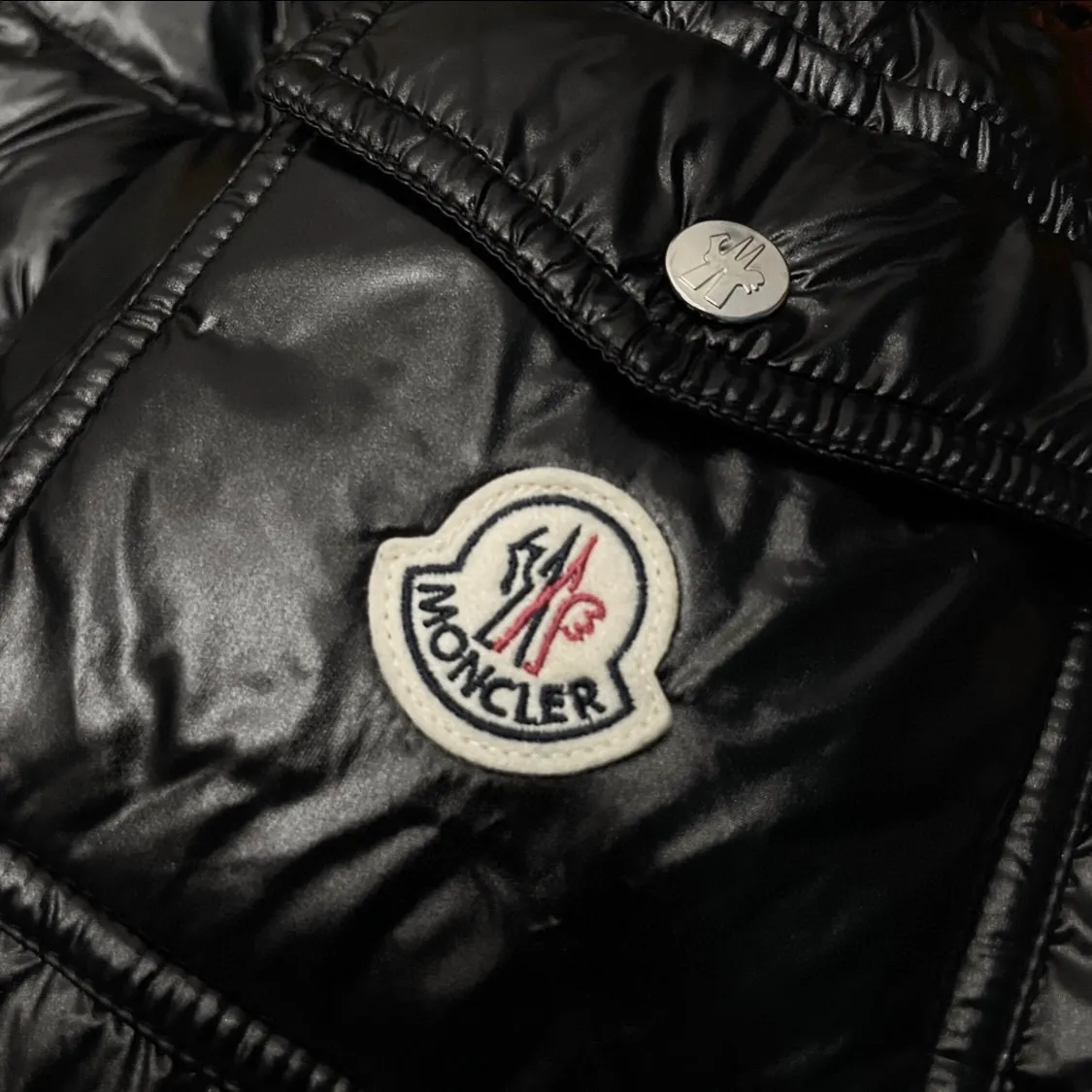 P900 Moncler ➡️Mengkou Maya long shiny green down jacket, the best to keep out the cold! The Yuhuang winter extended hooded down jacket is the same for men and women. There are thousands of styles of down jackets. As the king at the pinnacle of the down industry, the Yuhuang family will be included in the key repurchase list every year!  Because no matter how cold the wind is and the cold is unbearable, Yuhuang will always accompany you to give you warmth and resist the cold wave!  Made of pure European standard 90% goose down + 10% feathers. Real European standard goose down🦢 When you get the clothes, you can feel the filling and fullness of the down jacket. It is really not on the same level as the market products... The down content is the highest level in the industry. The raw materials are well invested. The best neck down on the goose is selected. The down is light, thin, soft and warm. It is very healing, comfortable and breathable, and as warm as a lover’s hug!  The shiny fabric design is noble and elegant, highlighting the texture! If you touch it with your fingers, you will definitely be conquered by its invincible texture, which is fluffy but not bloated! Everything is Yuhuang’s craftsmanship. Highly praised. It’s extremely eye-catching!