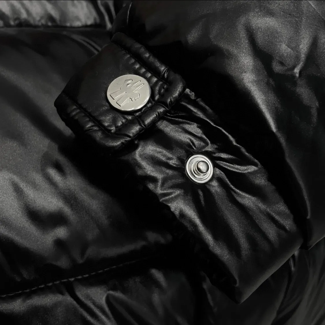 P900 Moncler ➡️Mengkou Maya long shiny green down jacket, the best to keep out the cold! The Yuhuang winter extended hooded down jacket is the same for men and women. There are thousands of styles of down jackets. As the king at the pinnacle of the down industry, the Yuhuang family will be included in the key repurchase list every year!  Because no matter how cold the wind is and the cold is unbearable, Yuhuang will always accompany you to give you warmth and resist the cold wave!  Made of pure European standard 90% goose down + 10% feathers. Real European standard goose down🦢 When you get the clothes, you can feel the filling and fullness of the down jacket. It is really not on the same level as the market products... The down content is the highest level in the industry. The raw materials are well invested. The best neck down on the goose is selected. The down is light, thin, soft and warm. It is very healing, comfortable and breathable, and as warm as a lover’s hug!  The shiny fabric design is noble and elegant, highlighting the texture! If you touch it with your fingers, you will definitely be conquered by its invincible texture, which is fluffy but not bloated! Everything is Yuhuang’s craftsmanship. Highly praised. It’s extremely eye-catching!