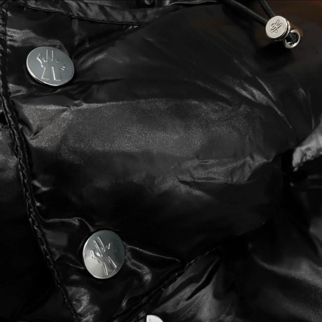 P900 Moncler ➡️Mengkou Maya long shiny green down jacket, the best to keep out the cold! The Yuhuang winter extended hooded down jacket is the same for men and women. There are thousands of styles of down jackets. As the king at the pinnacle of the down industry, the Yuhuang family will be included in the key repurchase list every year!  Because no matter how cold the wind is and the cold is unbearable, Yuhuang will always accompany you to give you warmth and resist the cold wave!  Made of pure European standard 90% goose down + 10% feathers. Real European standard goose down🦢 When you get the clothes, you can feel the filling and fullness of the down jacket. It is really not on the same level as the market products... The down content is the highest level in the industry. The raw materials are well invested. The best neck down on the goose is selected. The down is light, thin, soft and warm. It is very healing, comfortable and breathable, and as warm as a lover’s hug!  The shiny fabric design is noble and elegant, highlighting the texture! If you touch it with your fingers, you will definitely be conquered by its invincible texture, which is fluffy but not bloated! Everything is Yuhuang’s craftsmanship. Highly praised. It’s extremely eye-catching!