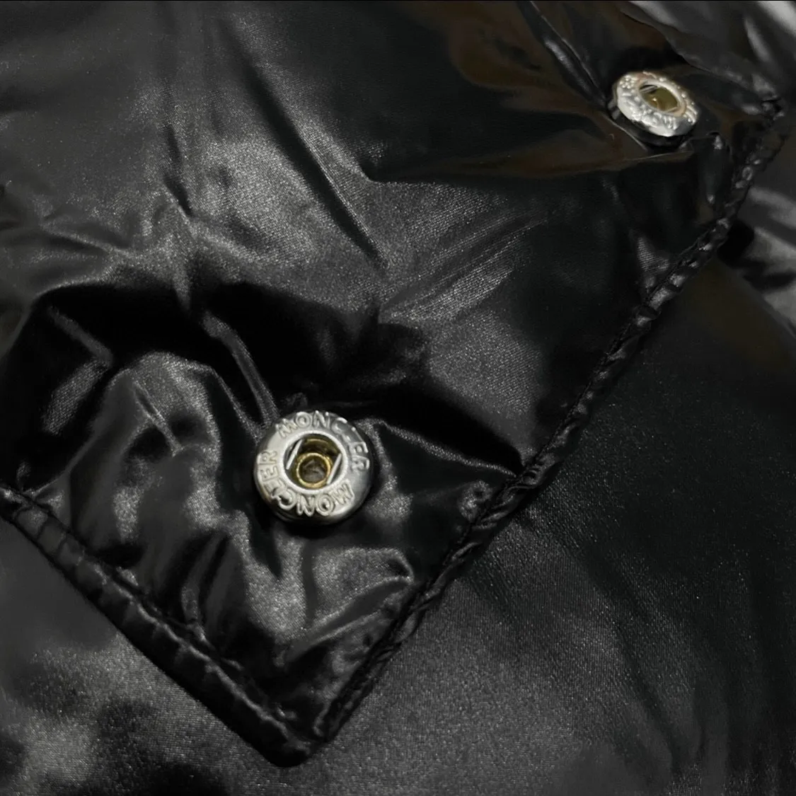 P900 Moncler ➡️Mengkou Maya long shiny green down jacket, the best to keep out the cold! The Yuhuang winter extended hooded down jacket is the same for men and women. There are thousands of styles of down jackets. As the king at the pinnacle of the down industry, the Yuhuang family will be included in the key repurchase list every year!  Because no matter how cold the wind is and the cold is unbearable, Yuhuang will always accompany you to give you warmth and resist the cold wave!  Made of pure European standard 90% goose down + 10% feathers. Real European standard goose down🦢 When you get the clothes, you can feel the filling and fullness of the down jacket. It is really not on the same level as the market products... The down content is the highest level in the industry. The raw materials are well invested. The best neck down on the goose is selected. The down is light, thin, soft and warm. It is very healing, comfortable and breathable, and as warm as a lover’s hug!  The shiny fabric design is noble and elegant, highlighting the texture! If you touch it with your fingers, you will definitely be conquered by its invincible texture, which is fluffy but not bloated! Everything is Yuhuang’s craftsmanship. Highly praised. It’s extremely eye-catching!