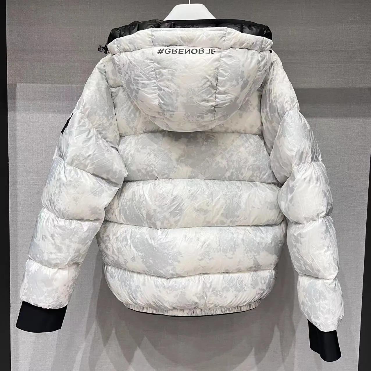 P1020 Top version Moncler/Mask GRENOBLE 22 Autumn Noussan Ski 🎿 Down Jacket Made of printed ripstop nylon fabric♥, the casual lines of the down jacket and the high-tech functions of the Moncler Grenoble series are perfectly integrated in Noussan❗, the Noussan “Performance & Style” down jacket combines a dynamic and multi-functional appearance with high-tech details specially designed for mountain sports. Its waterproof zippers, comfortable hood and cuffs with neoprene wrist guards are performance features that ensure protection from rain and snow 💯. Size: 0-1-2-3 Color: white pattern
