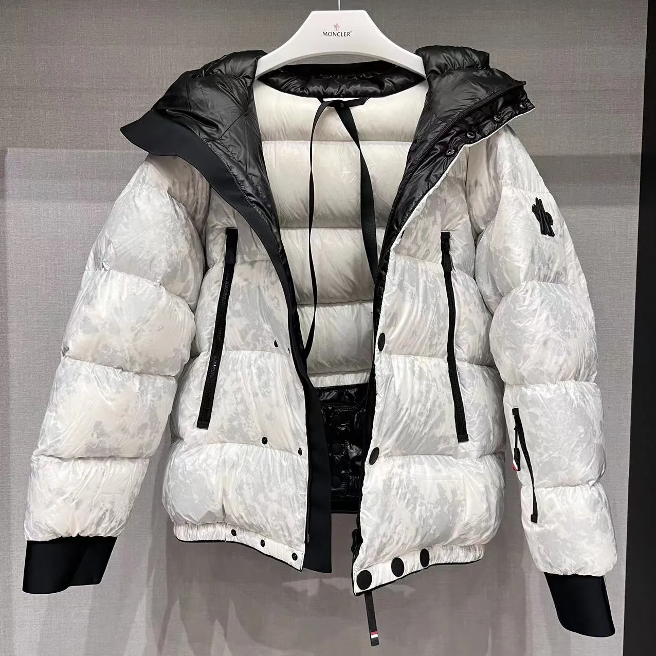 P1020 Top version Moncler/Mask GRENOBLE 22 Autumn Noussan Ski 🎿 Down Jacket Made of printed ripstop nylon fabric♥, the casual lines of the down jacket and the high-tech functions of the Moncler Grenoble series are perfectly integrated in Noussan❗, the Noussan “Performance & Style” down jacket combines a dynamic and multi-functional appearance with high-tech details specially designed for mountain sports. Its waterproof zippers, comfortable hood and cuffs with neoprene wrist guards are performance features that ensure protection from rain and snow 💯. Size: 0-1-2-3 Color: white pattern
