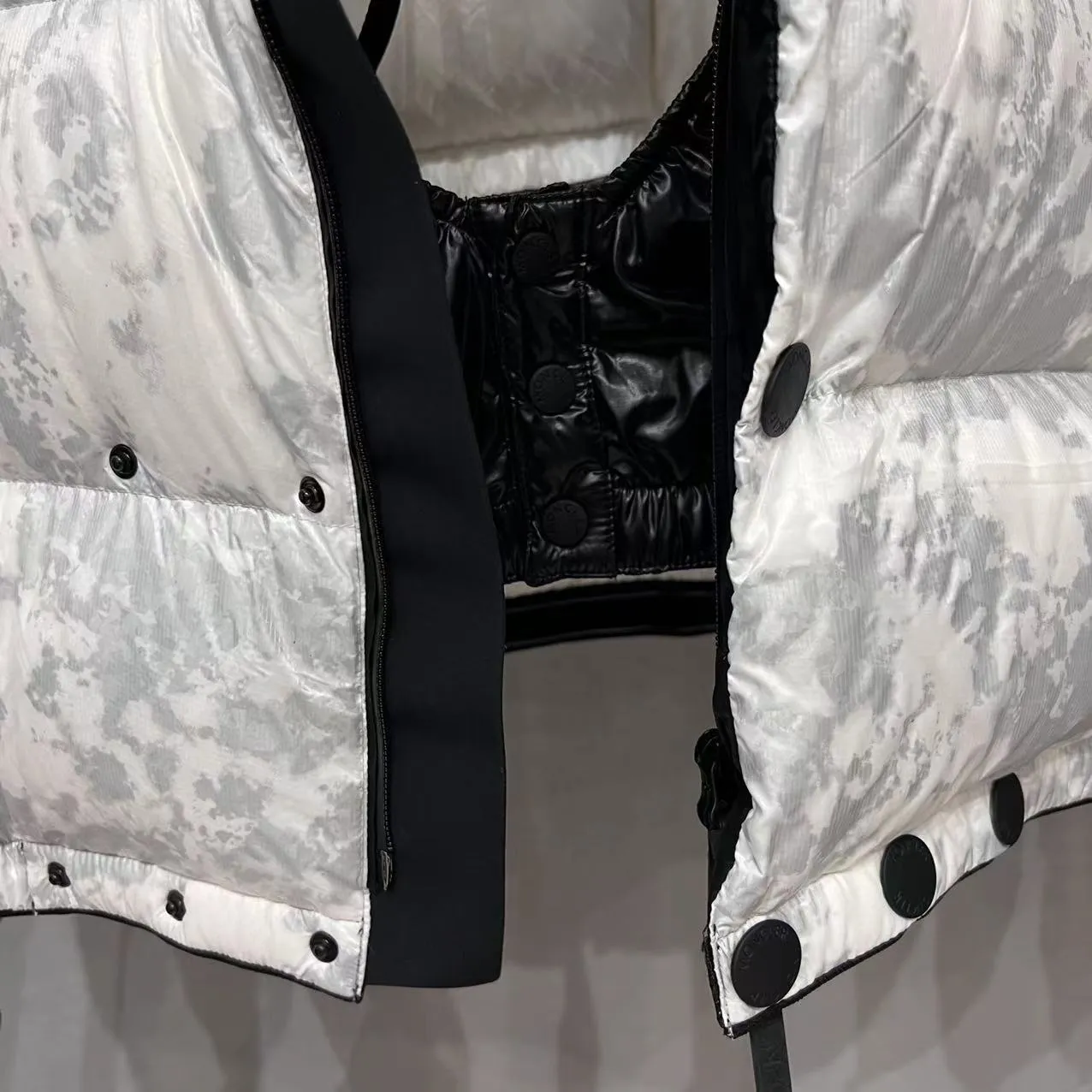 P1020 Top version Moncler/Mask GRENOBLE 22 Autumn Noussan Ski 🎿 Down Jacket Made of printed ripstop nylon fabric♥, the casual lines of the down jacket and the high-tech functions of the Moncler Grenoble series are perfectly integrated in Noussan❗, the Noussan “Performance & Style” down jacket combines a dynamic and multi-functional appearance with high-tech details specially designed for mountain sports. Its waterproof zippers, comfortable hood and cuffs with neoprene wrist guards are performance features that ensure protection from rain and snow 💯. Size: 0-1-2-3 Color: white pattern